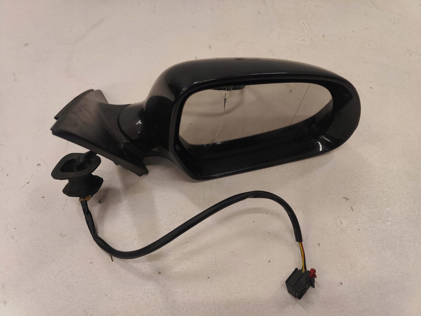 Audi a4 b8 08-14 PRAVE ZRKADLO 6 pin PRASKNUTE SKLO