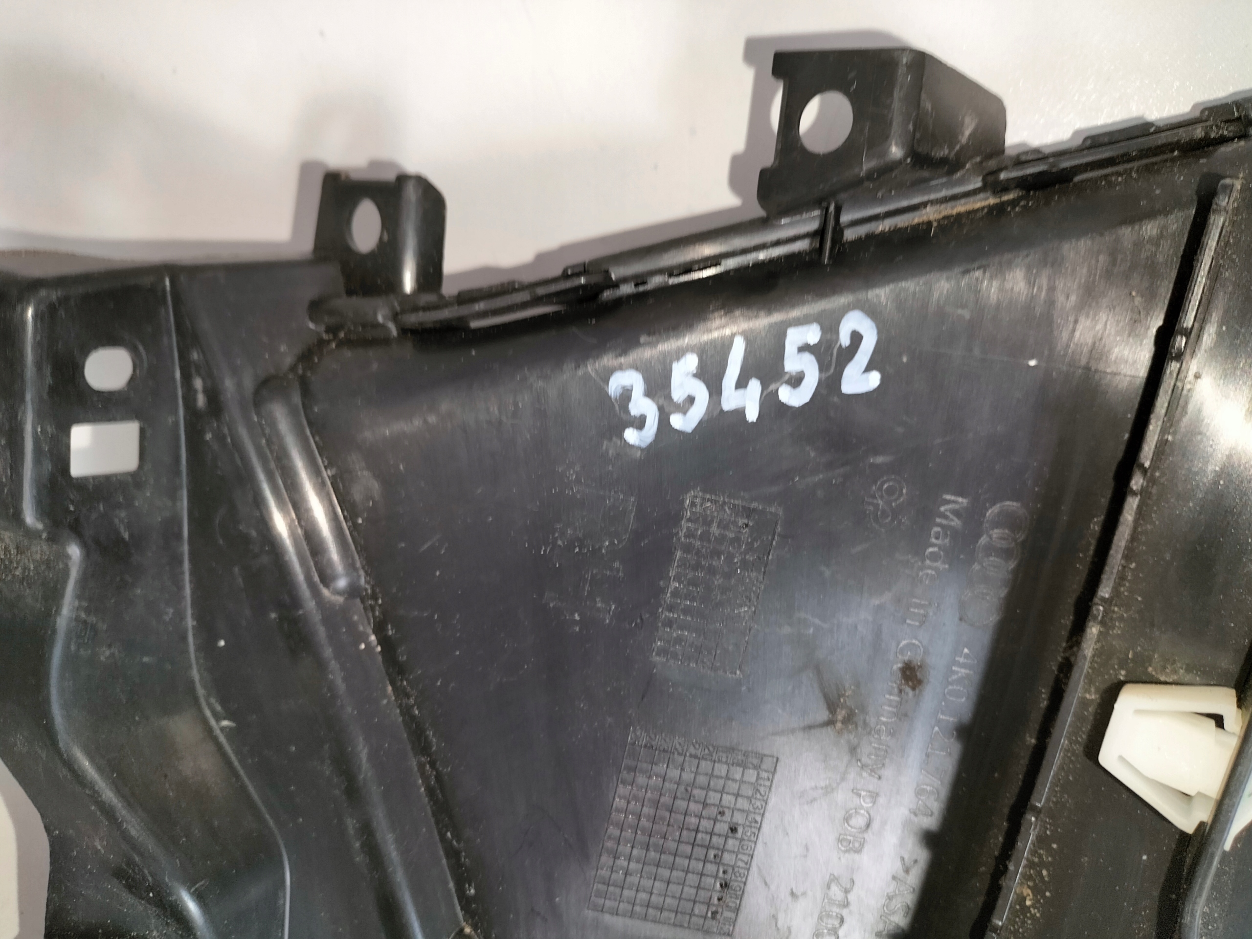 PRAVÉ NASÁVANIE VZDUCHU V PREDNOM NÁRAZNÍKU AUDI A6 C8 18-