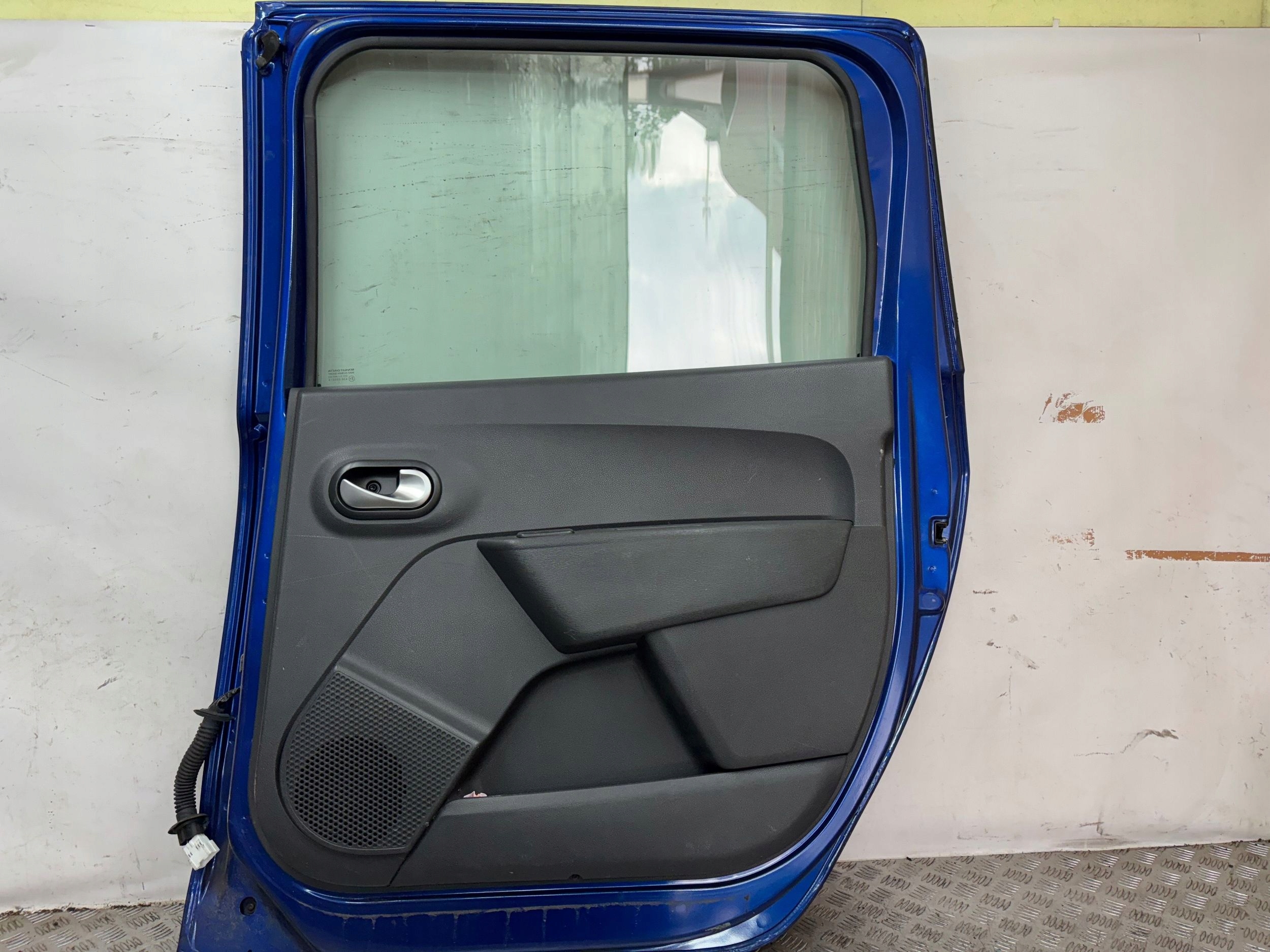 PRAVE ZADNE DVERE DACIA LODGY