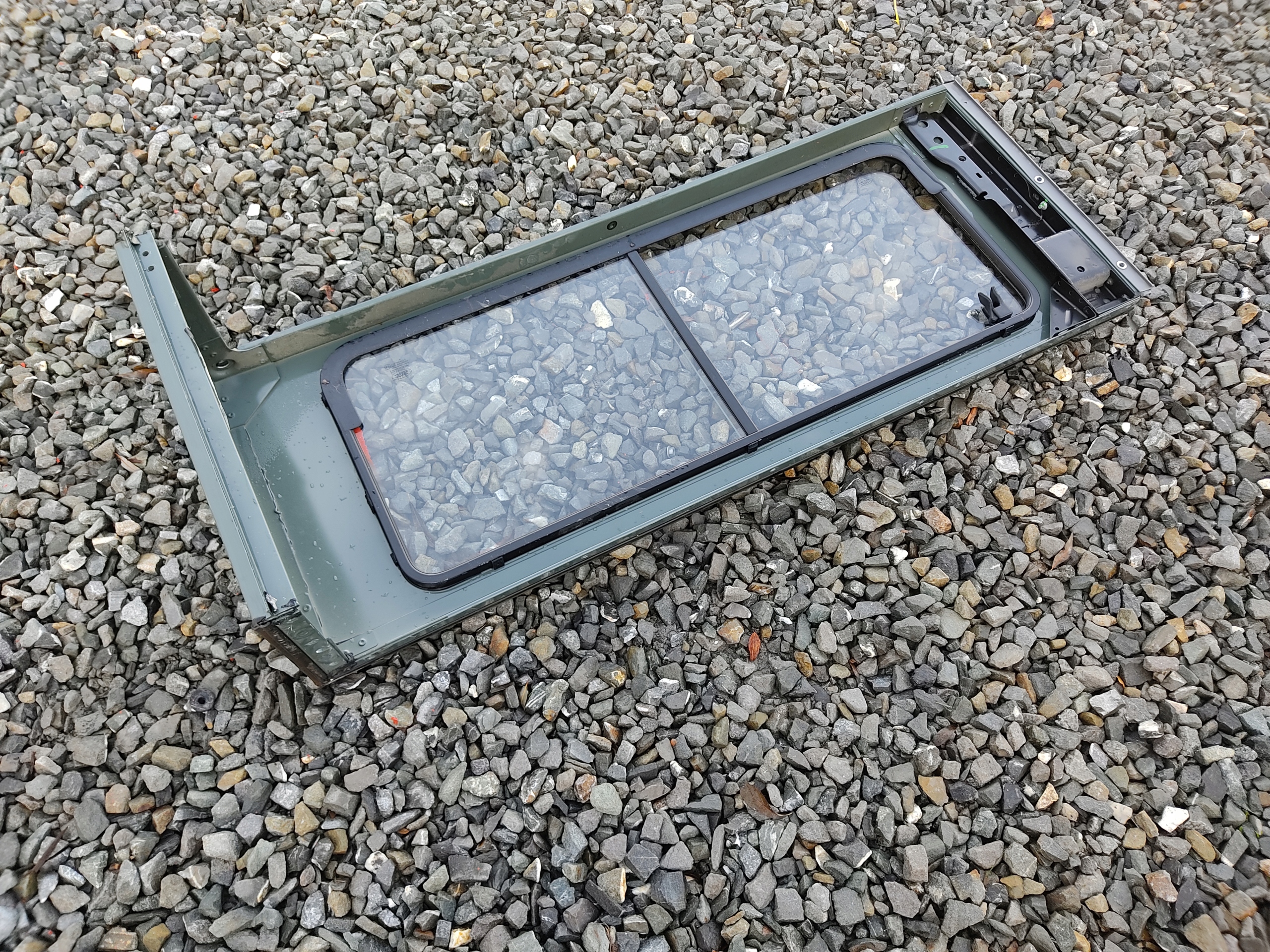 PRAVÉ ZADNÉ SKLO RÁM DEFENDER 1999-2014