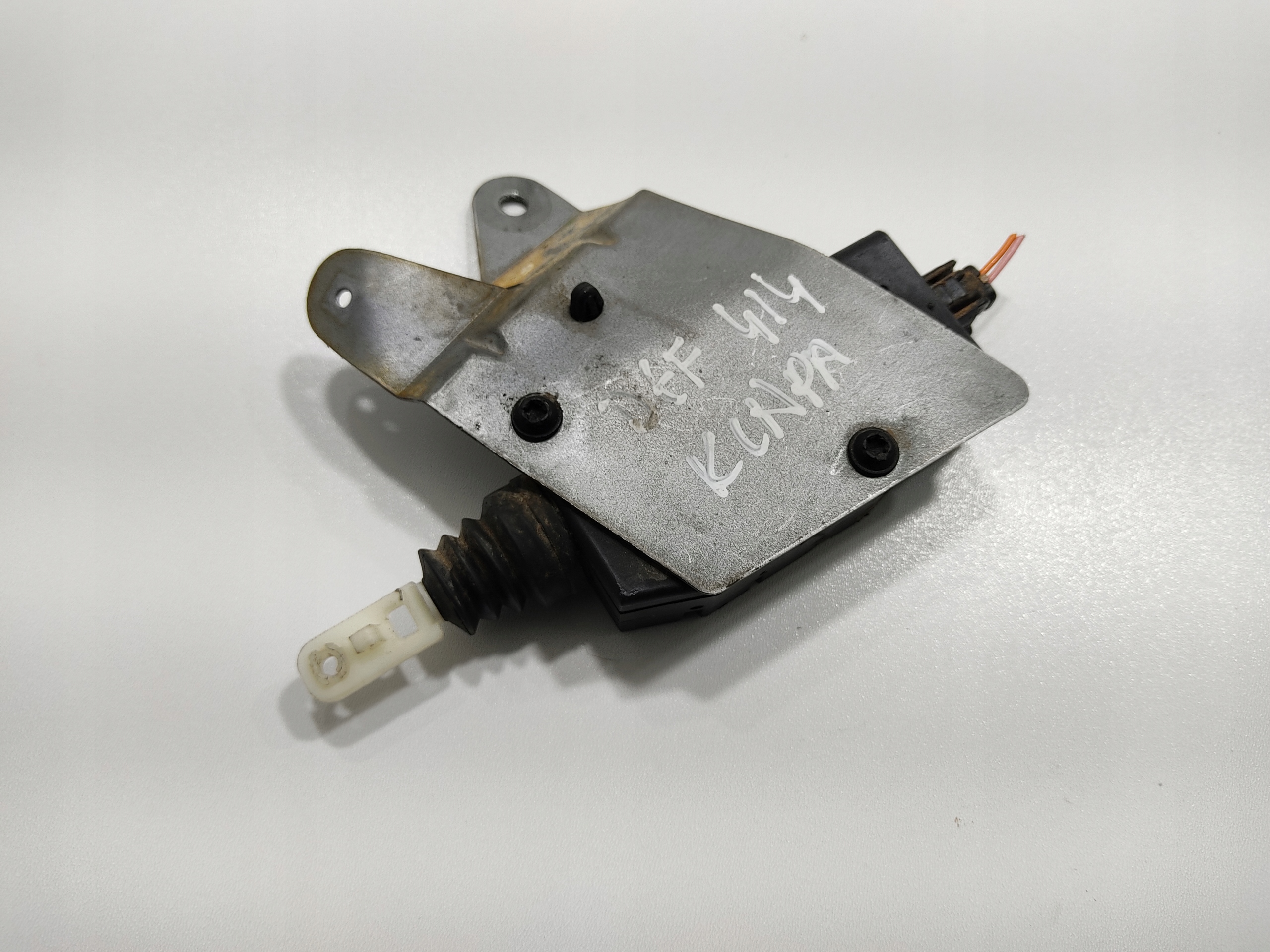 MODUL CENTRÁLNEHO ZÁMKU ZADNEJ KAPOTY LAND ROVER DEFENDER 99-