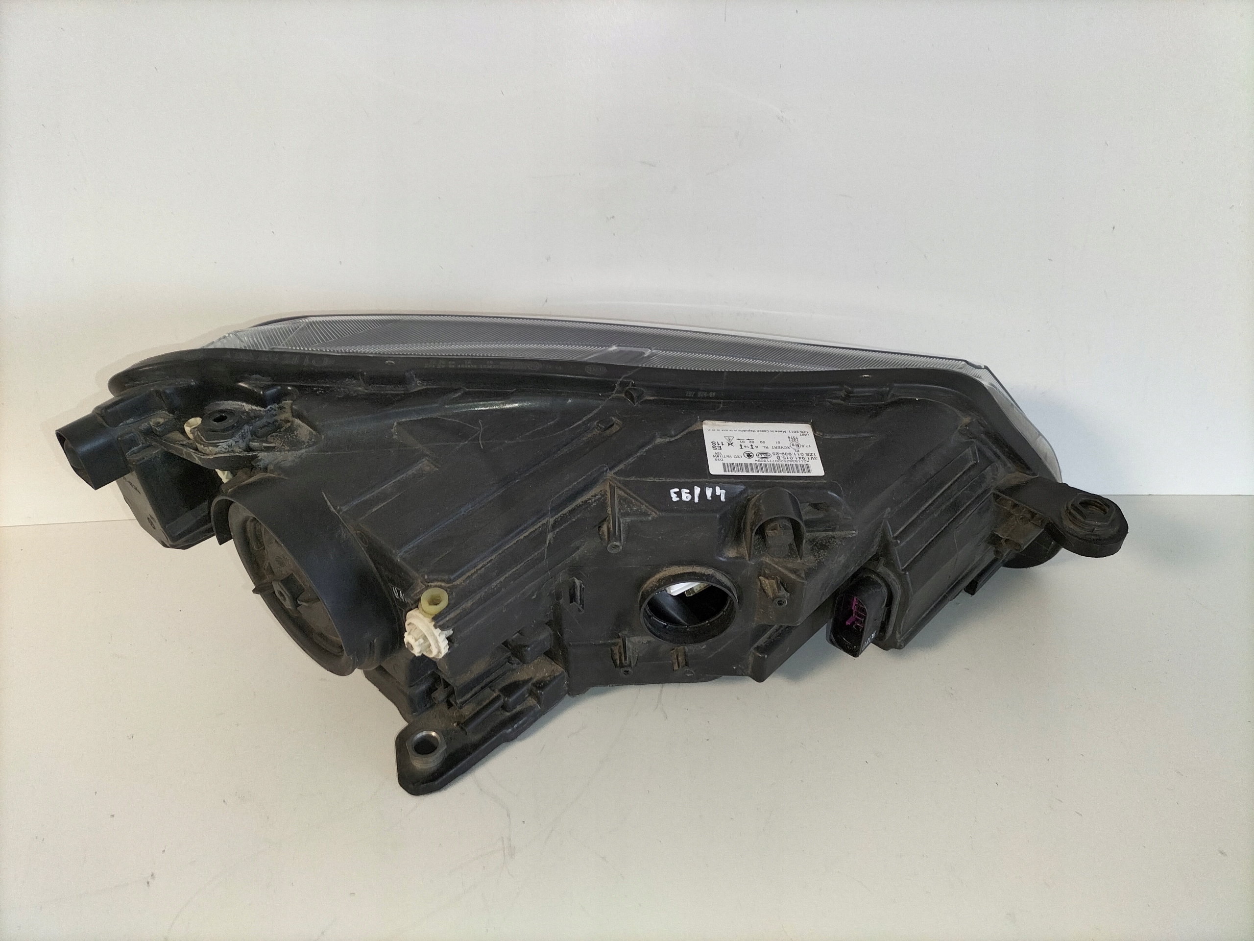 LAVE PREDNE SVETLO SKODA SUPERB III 15-19 BI-XENON