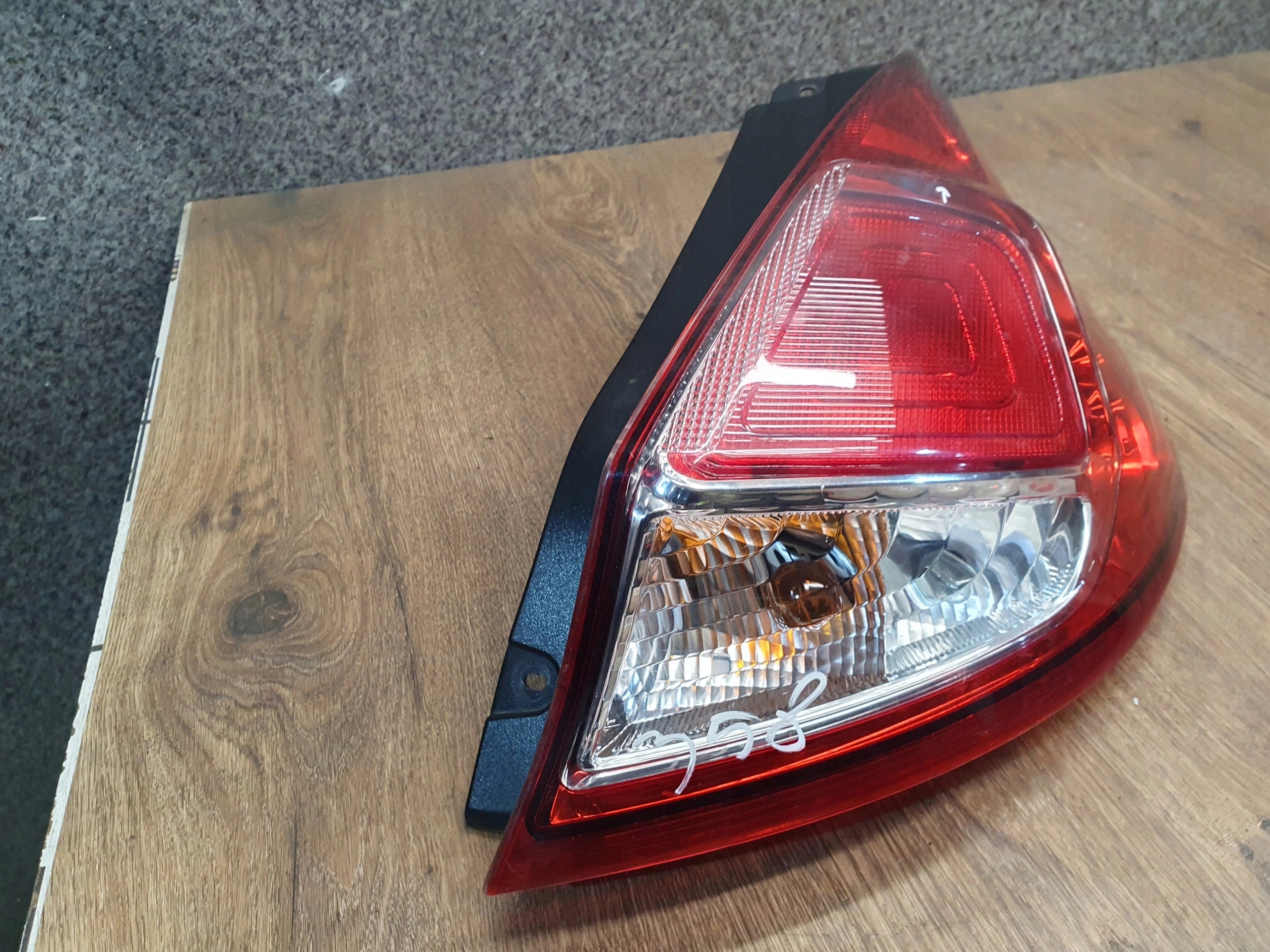 FORD FIESTA MK7 PRAVE ZADNE SVETLO