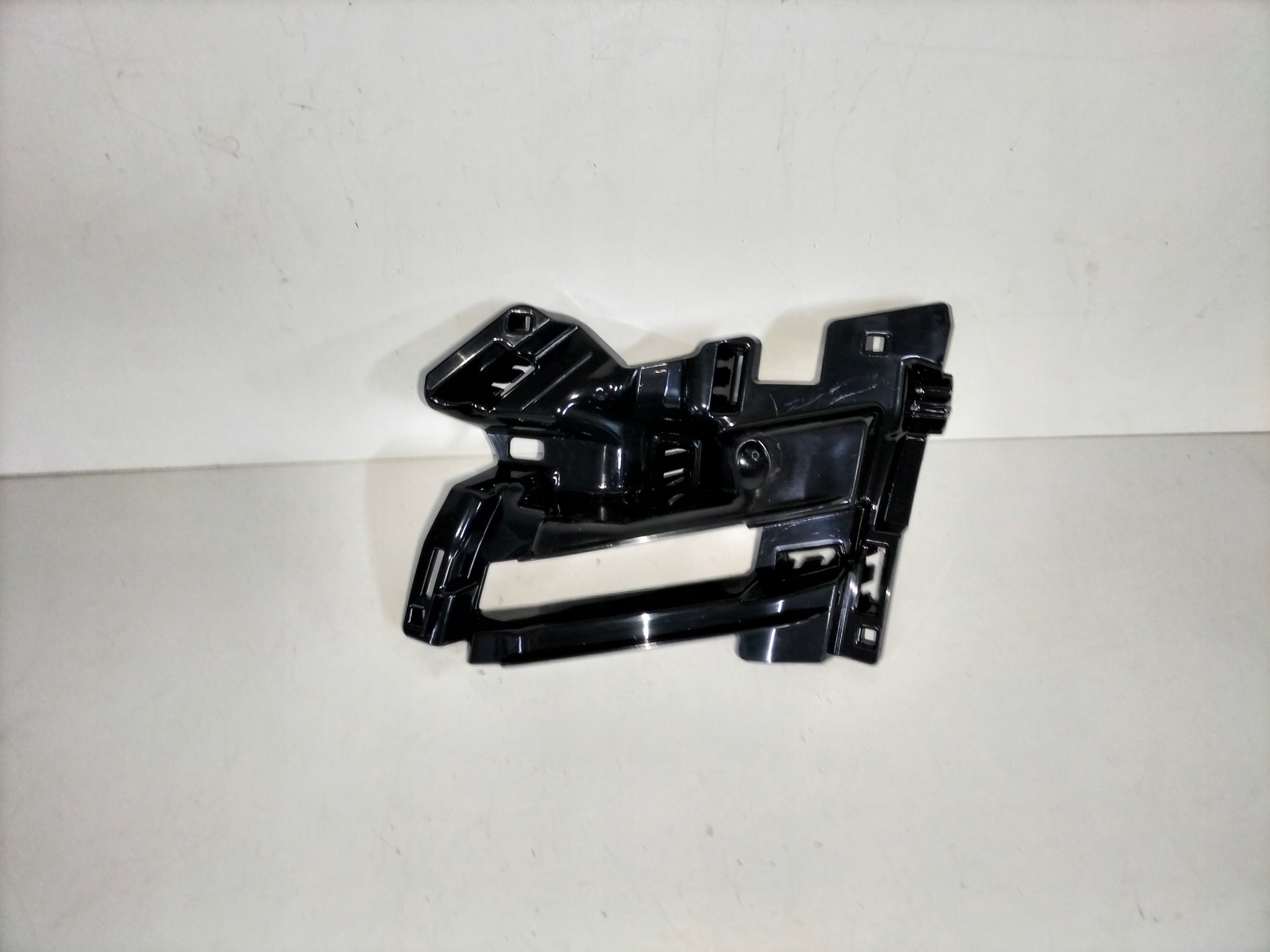 DRZIAK PREDNEHO NARAZNIKA PRAVY SKODA KODIAQ 16- POD MASKU