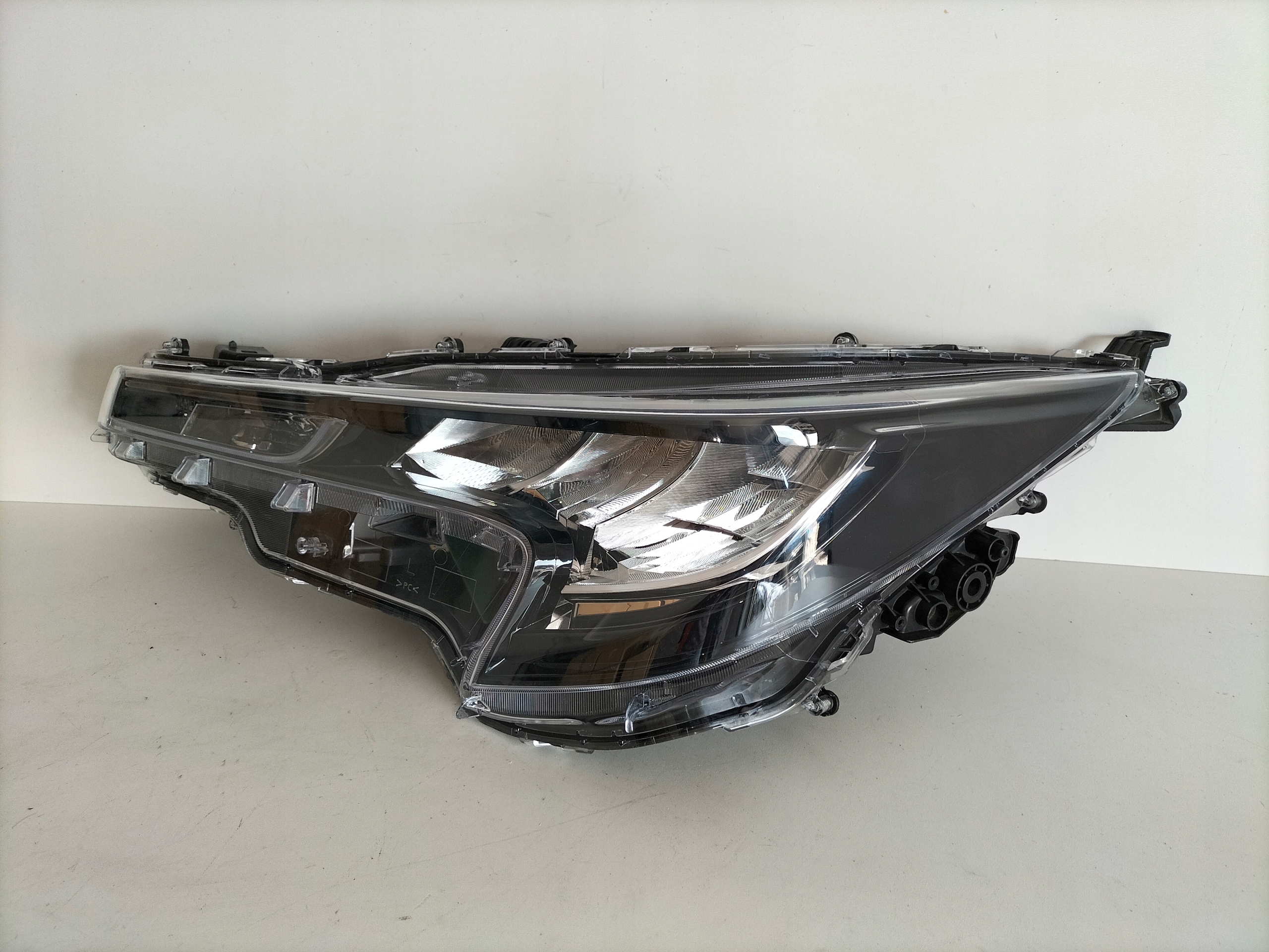 LAVE PREDNE SVETLO TOYOTA COROLLA E21 18-22 HB/KOMBI FULL LED