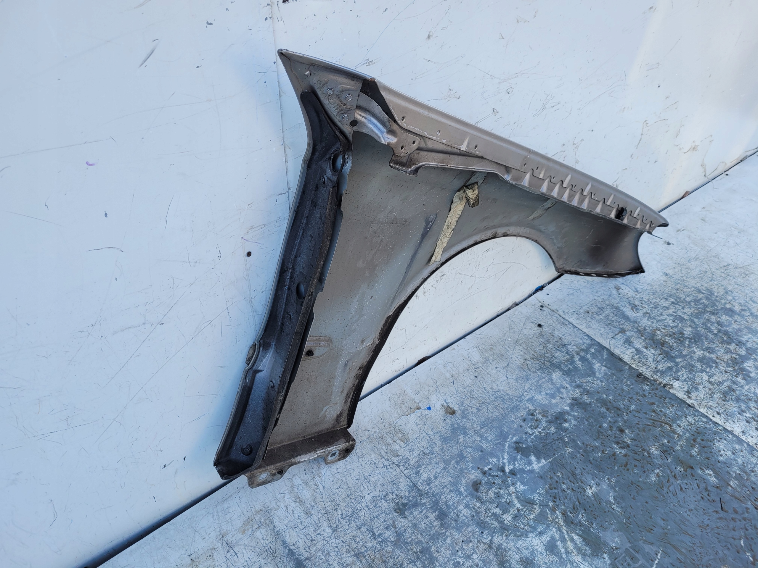 MERCEDES E W 211 W211 ĽAVÝ PREDNÝ BLATNÍK