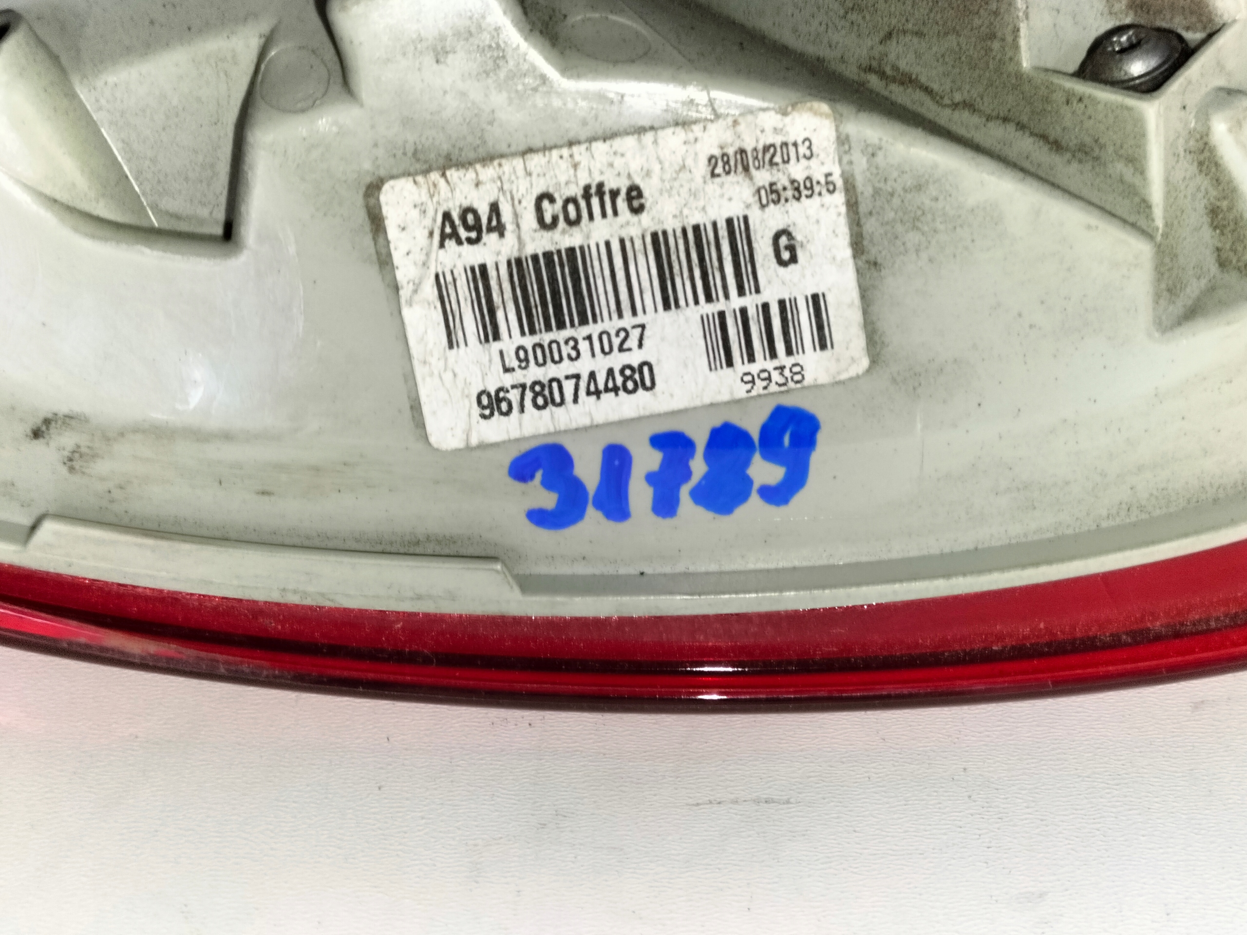 LAVE ZADNE SVETLO PEUGEOT 2008 13-16 VNÚTORNÉ NA KAPOTE