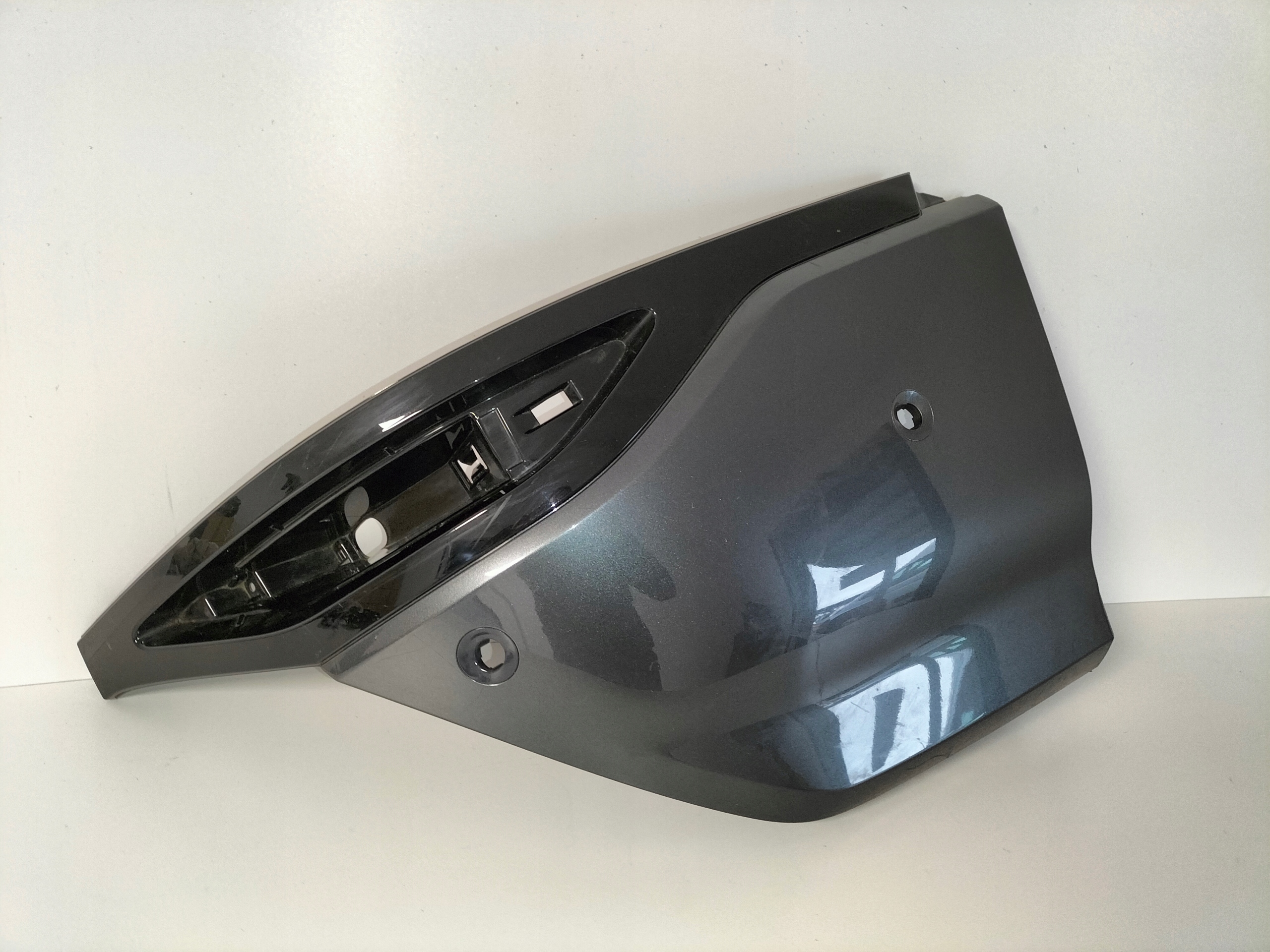 PRAVY ROH ZADNEHO NARAZNIKA AUDI Q6 85H E-TRON 24- RS