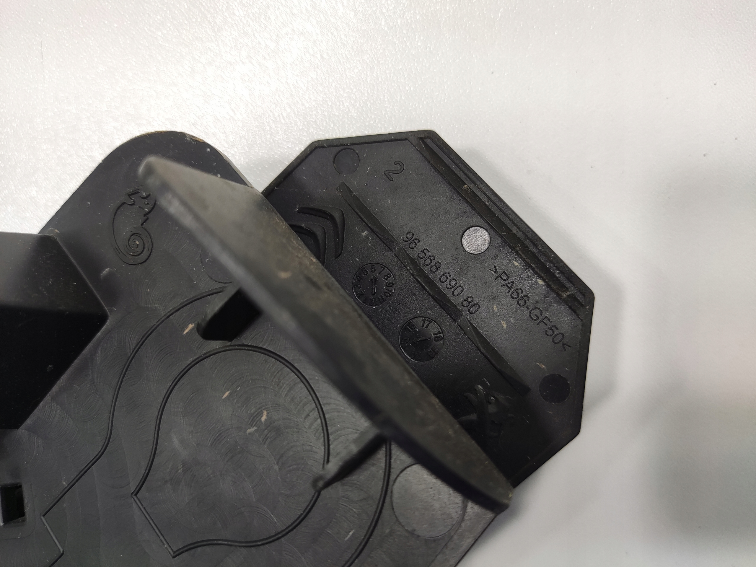 KLIN BLOKADA KOLESA  KĽÚČ NA KOLESÁ PARTNER BERLINGO III 2008-2018 9656869080