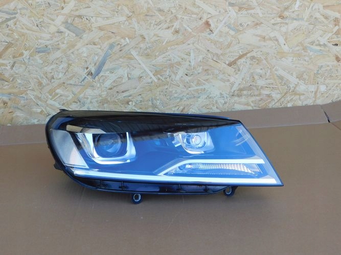 VW TOUAREG XENON PRAVE PREDNE SVETLO