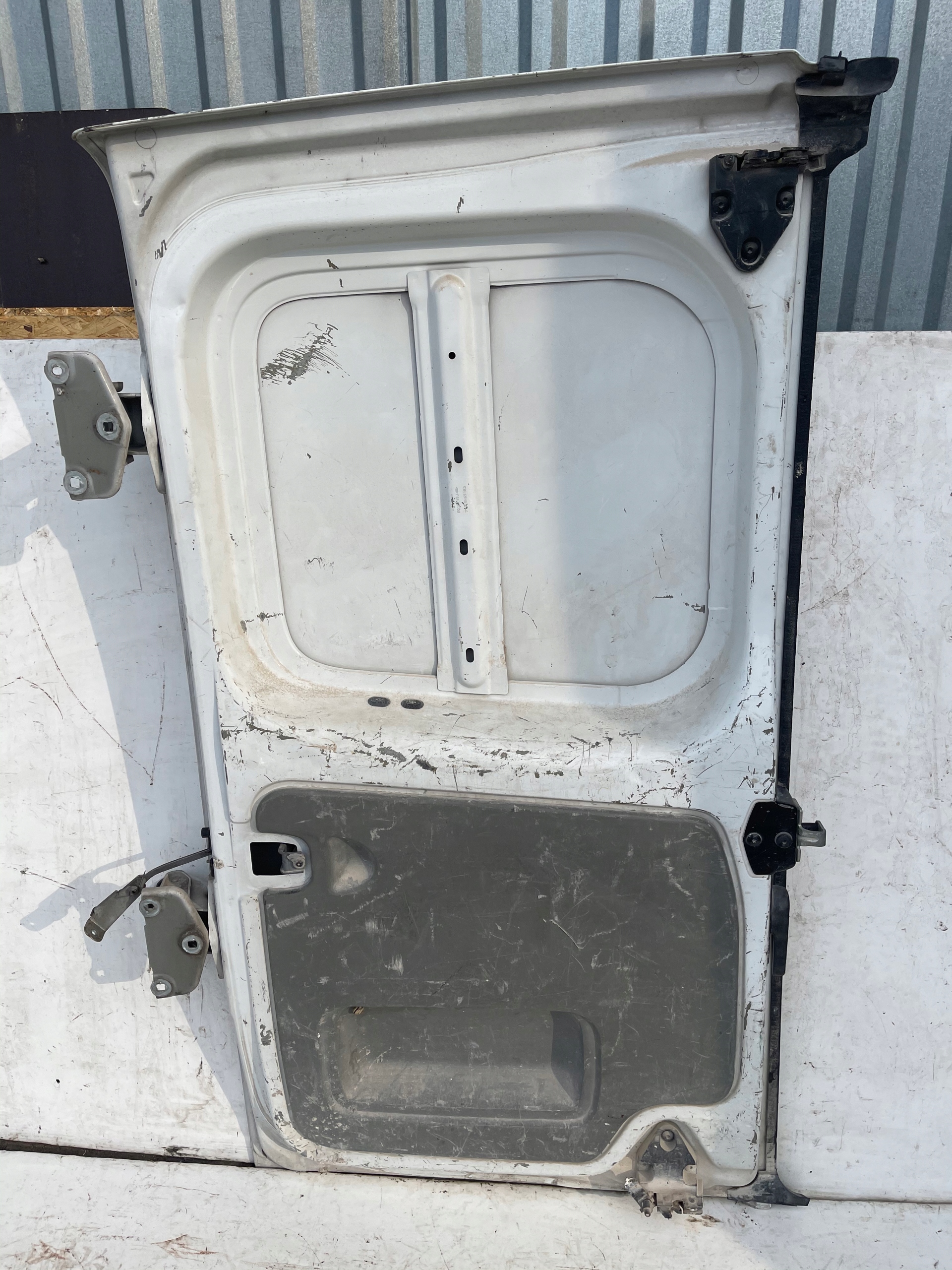 PRAVÉ ZADNÉ DVERE TRAFIC VIVARO 01-