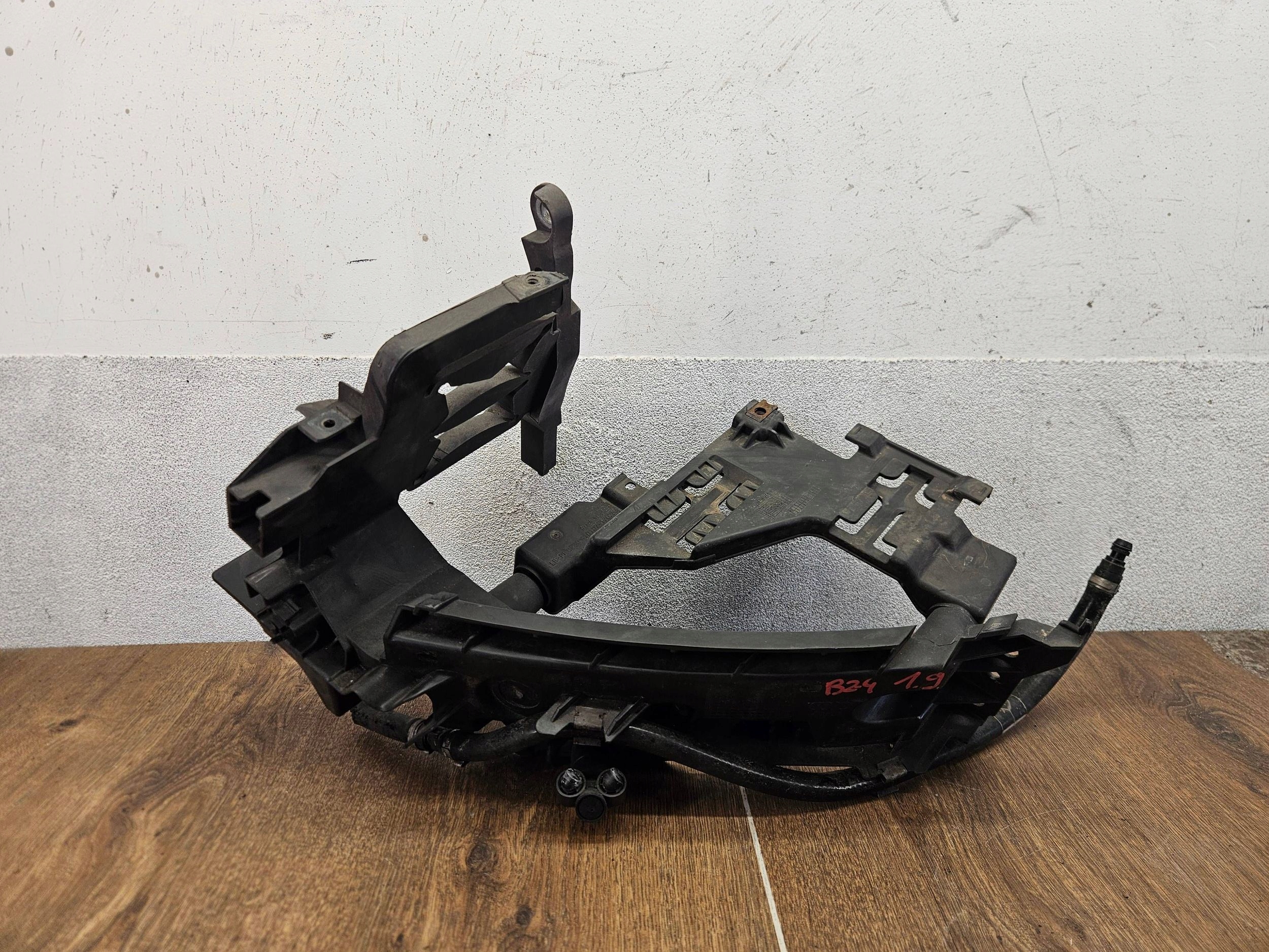 Audi Q5 SQ5 8R0805607 ĽAVÝ DRŽIAK SVETLA OSTREKOVAC