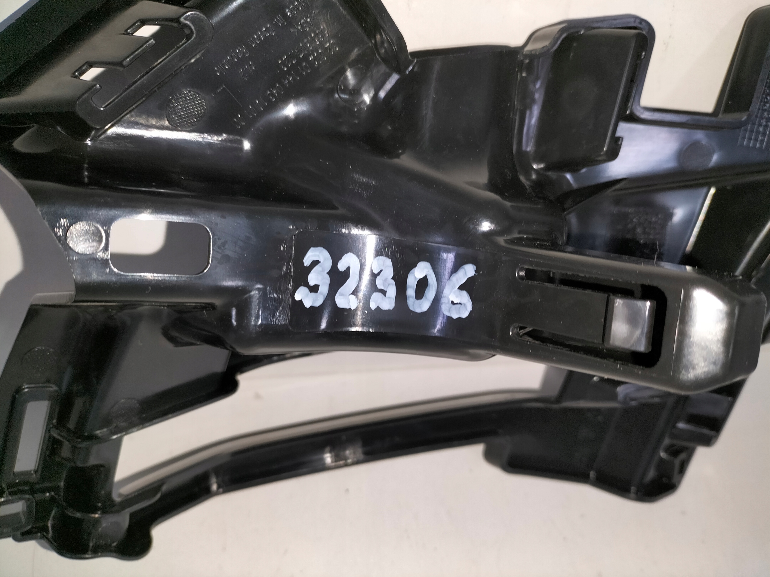 DRZIAK PREDNEHO NARAZNIKA LAVY SKODA KODIAQ 16- POD MASKU