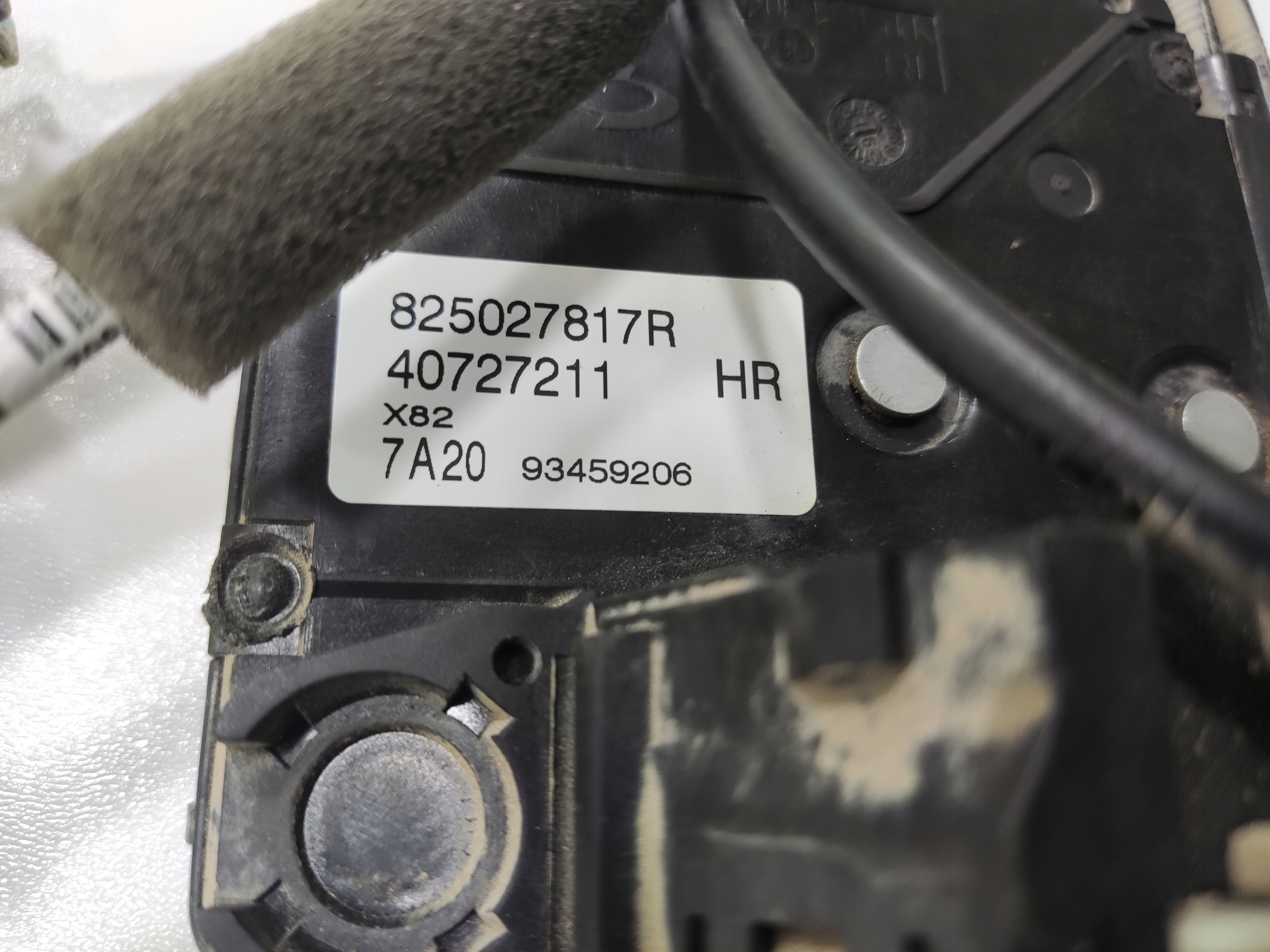ZAMOK PRAVYCH POSUVNYCH DVERI TRAFIC III VIVARO B 2014-2019 825027817R