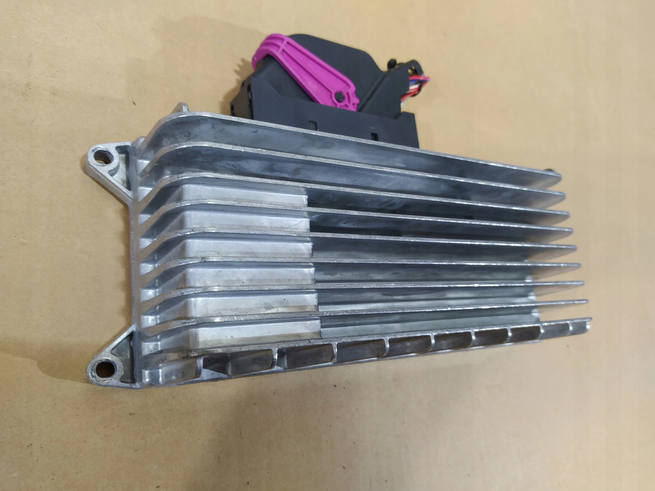 AUDI A4 B8 A5 ZOSILNOVAC 8t0035223ah