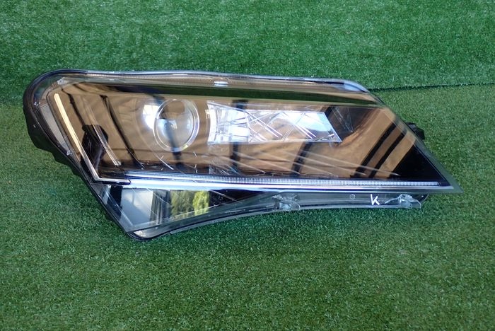 SKODA SUPERB III BI XENON 15-19 PRAVE PREDNE SVETLO