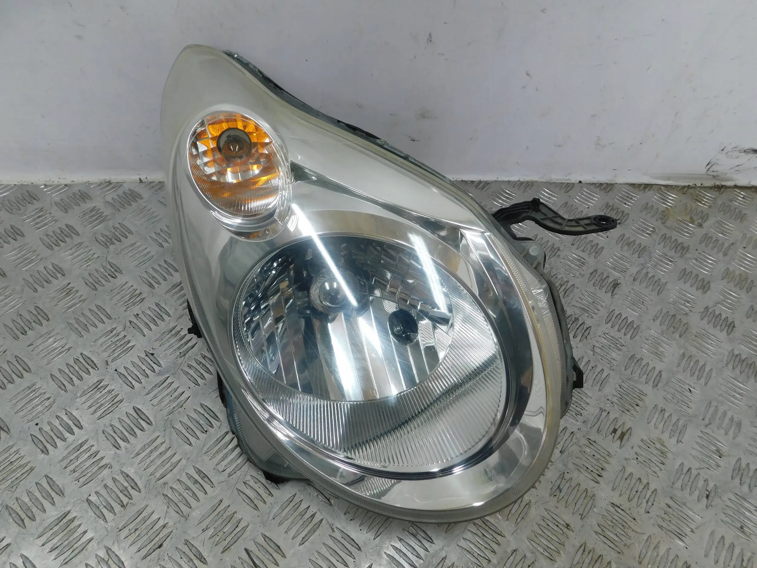 PRAVE PREDNE SVETLO SUZUKI ALTO