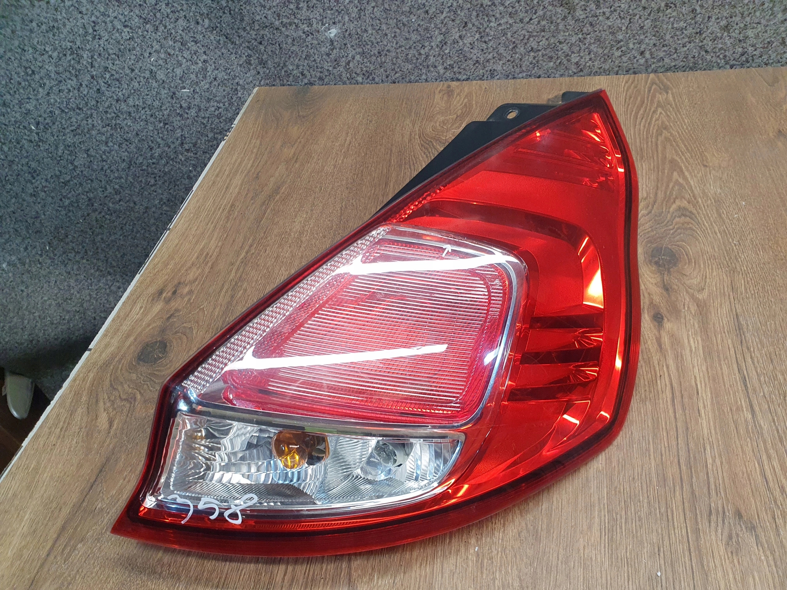 FORD FIESTA MK7 PRAVE ZADNE SVETLO