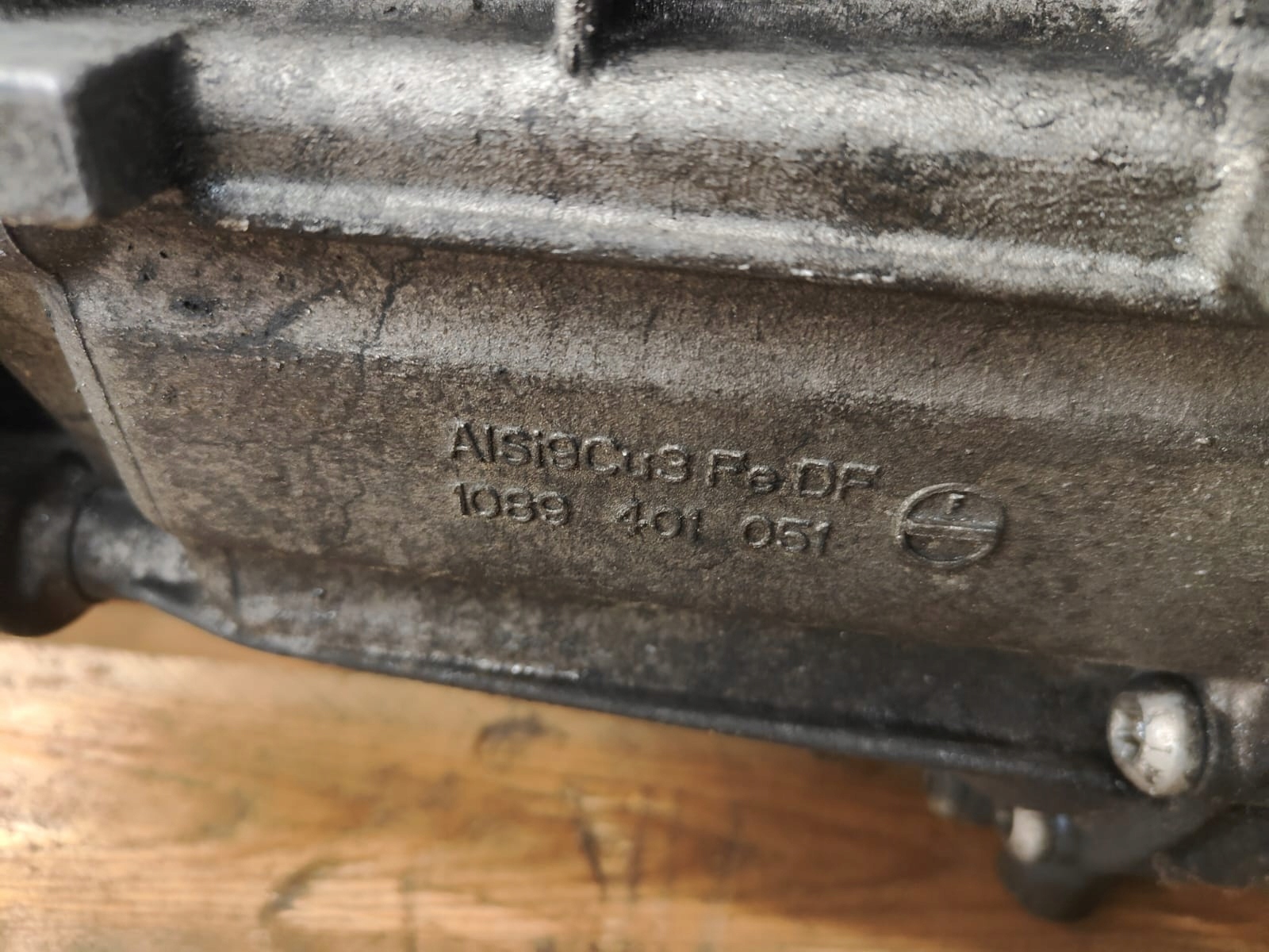 BMW 2.0 diesel oe 1089301077c PREVODOVKA POŠKODENÉ DRZIAK HORNÁ