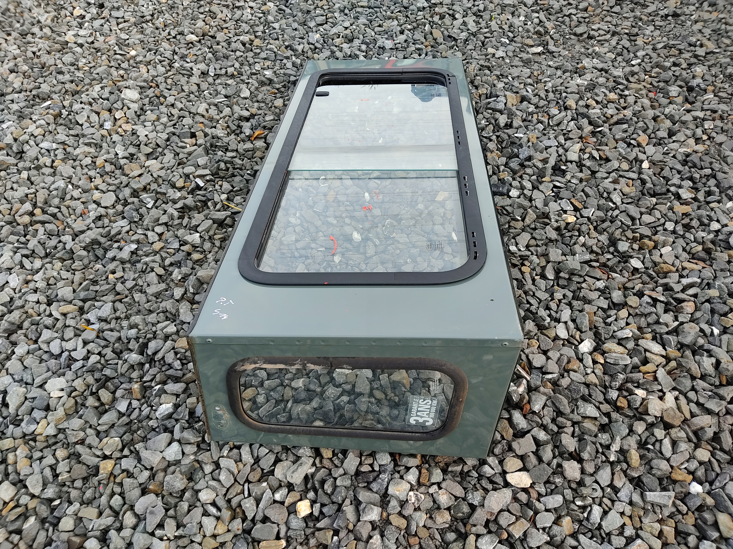 PRAVÉ ZADNÉ SKLO RÁM DEFENDER 1999-2014