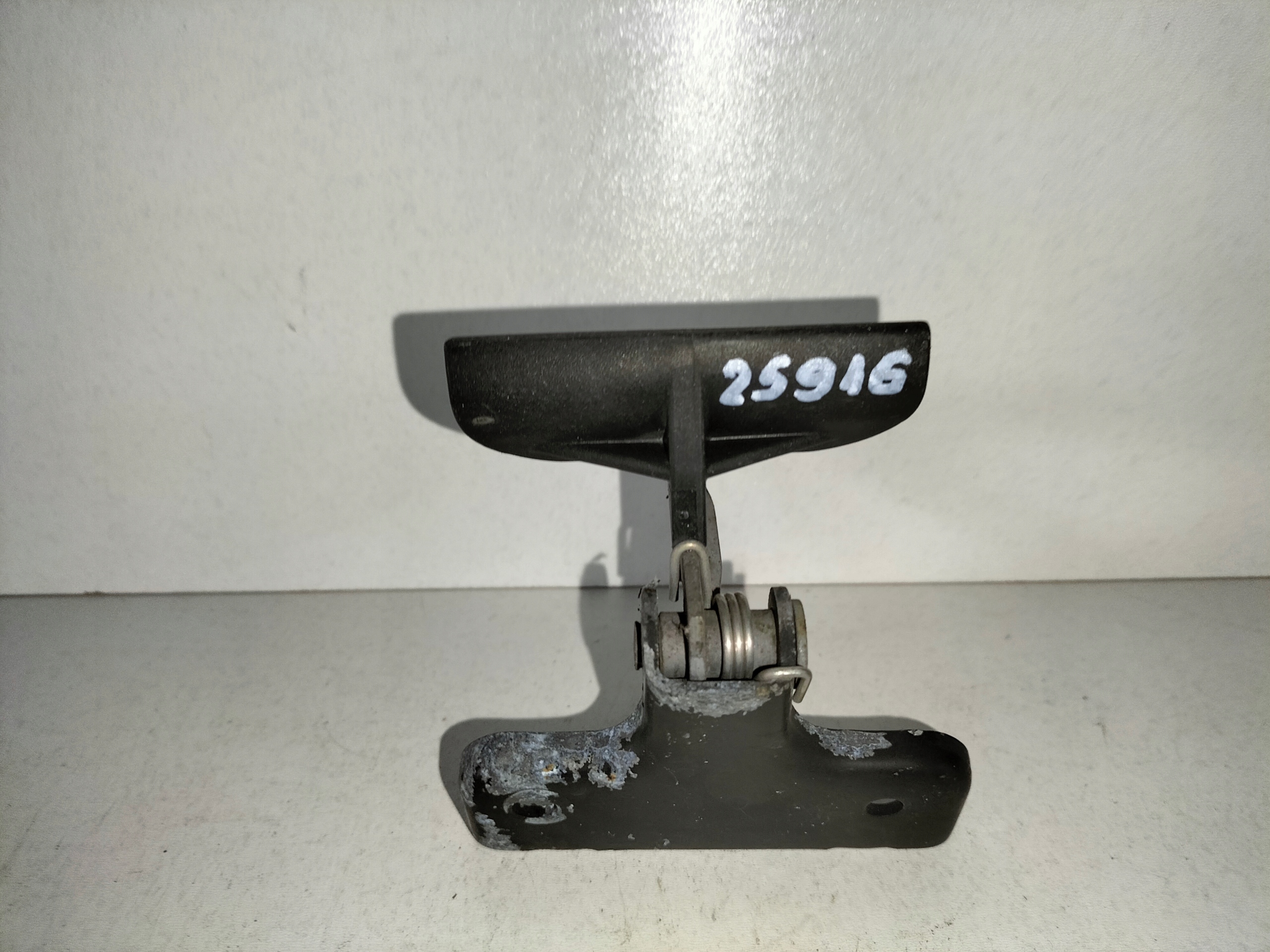 ZAMOK PREDNEJ KAPOTY MERCEDES CLK W209 02-