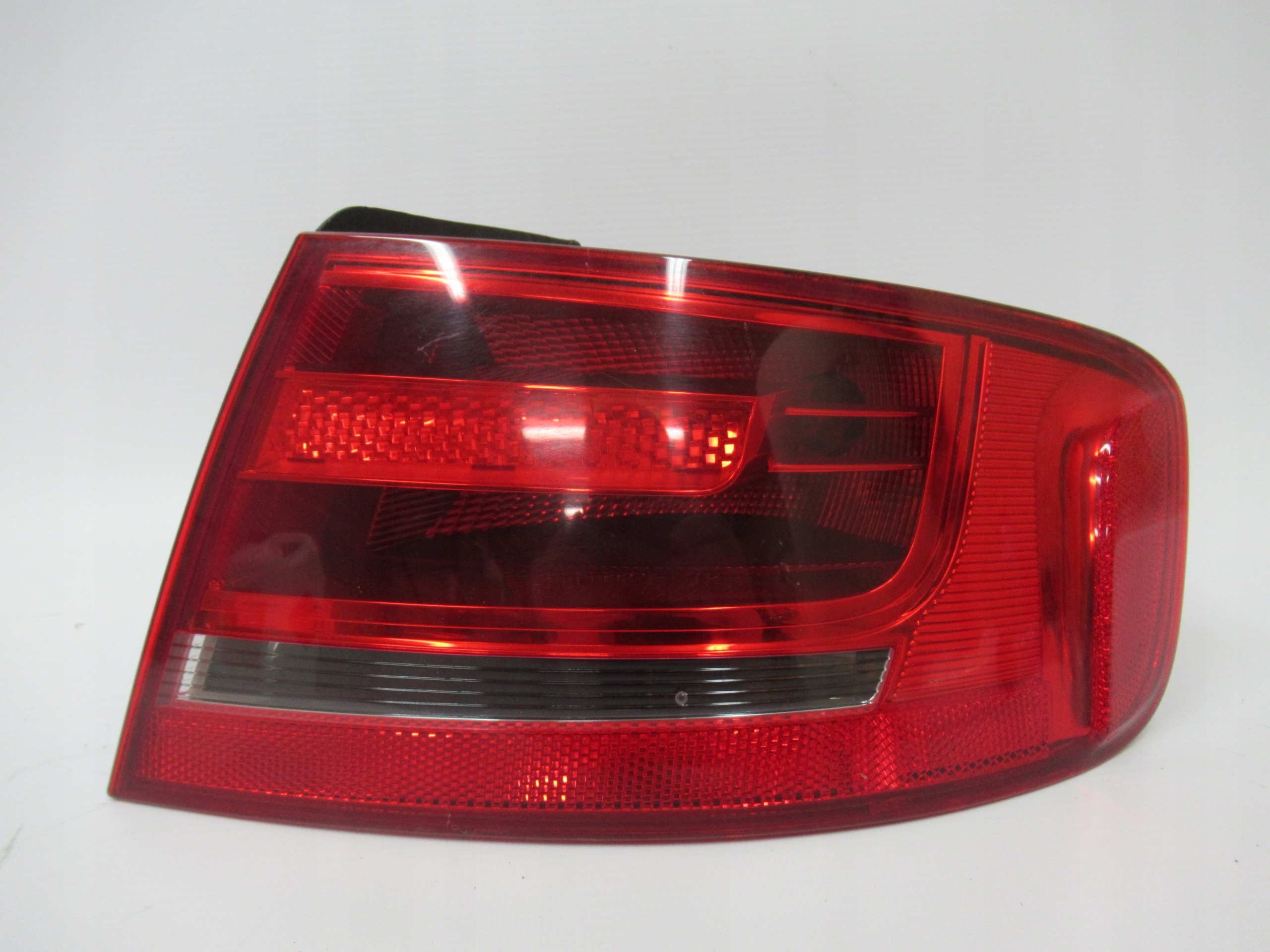 PRAVE ZADNE SVETLO AUDI A4 B8 SEDAN 08-