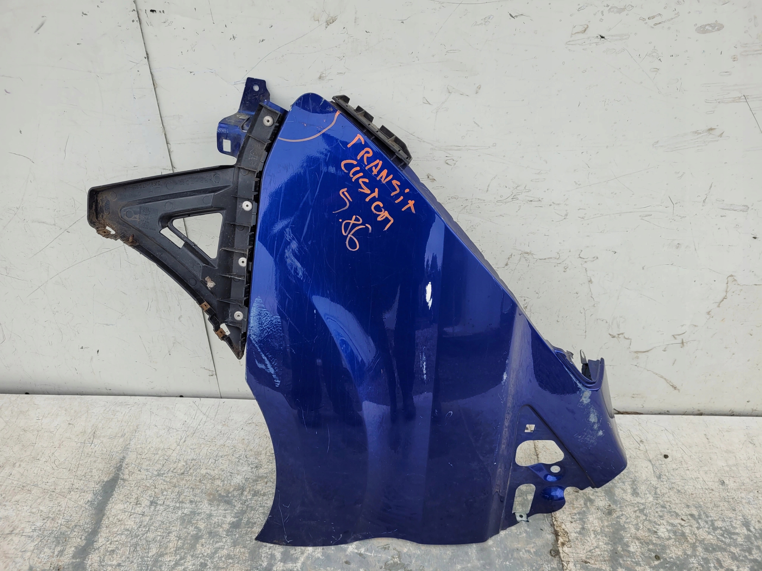 FORD TRANSIT CUSTOM ĽAVÝ PREDNÝ BLATNÍK