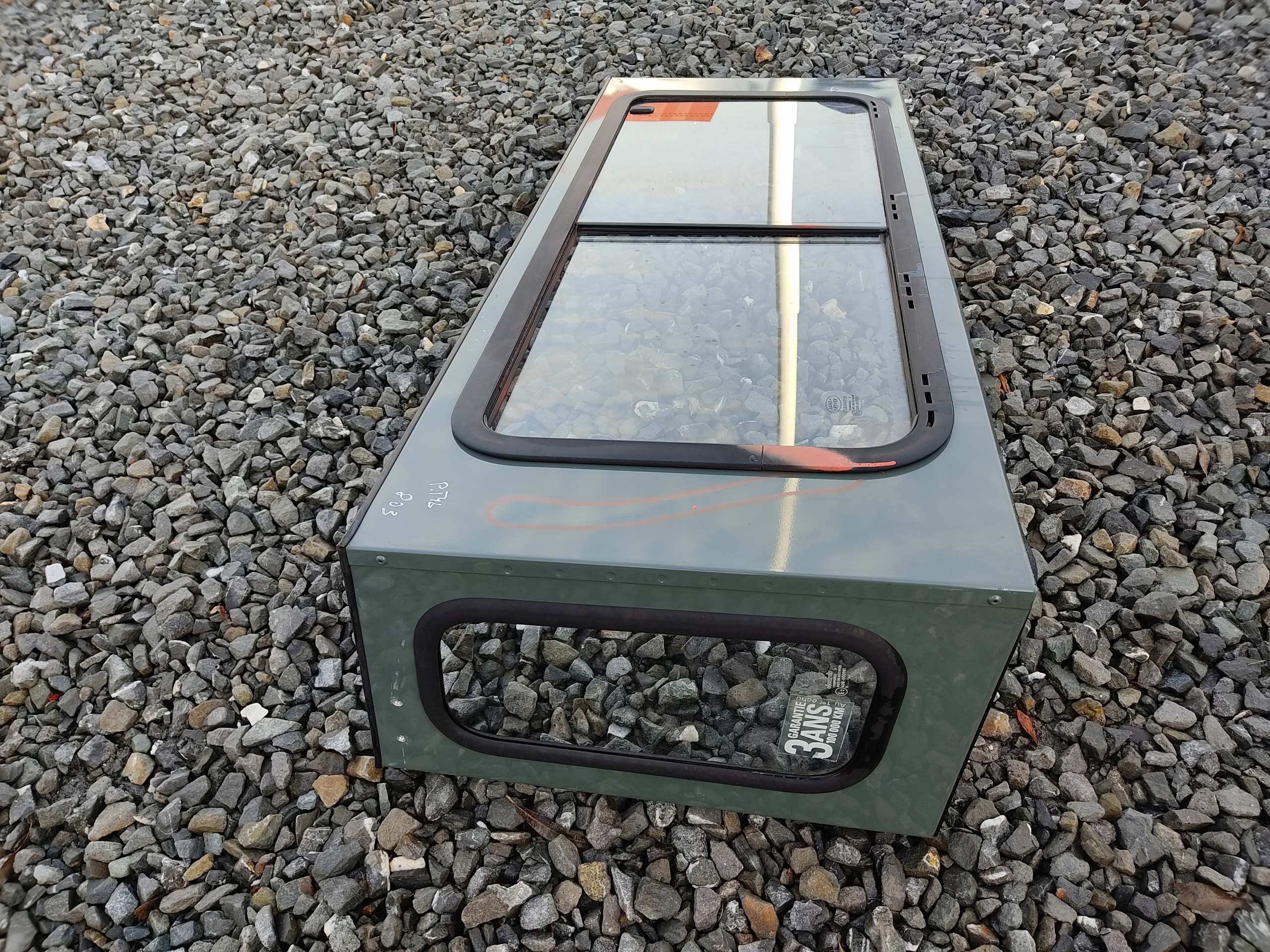 PRAVÉ ZADNÉ SKLO RÁM DEFENDER 1999-2014