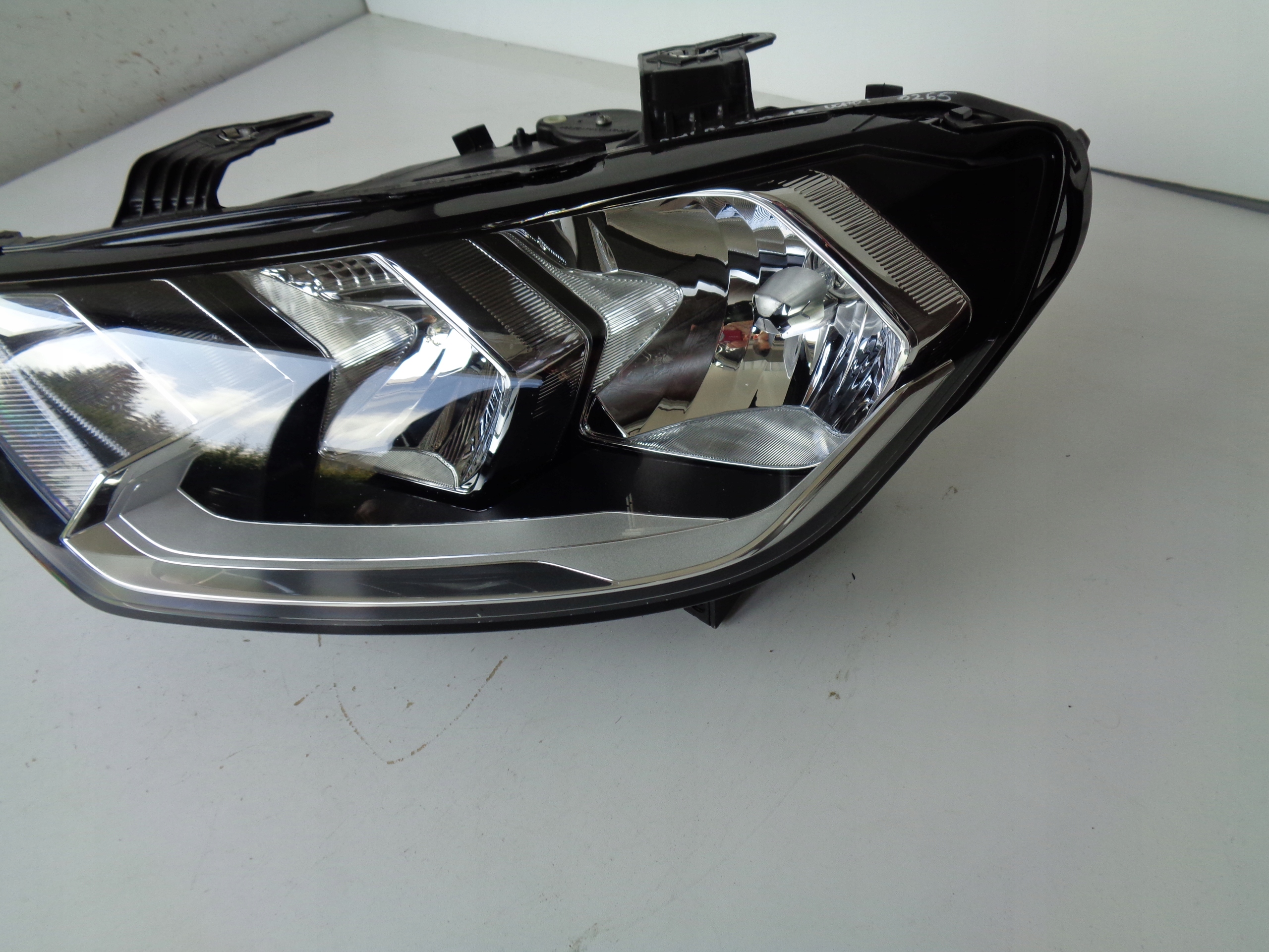 LAVE PREDNE SVETLO AUDI A1 82A 18-