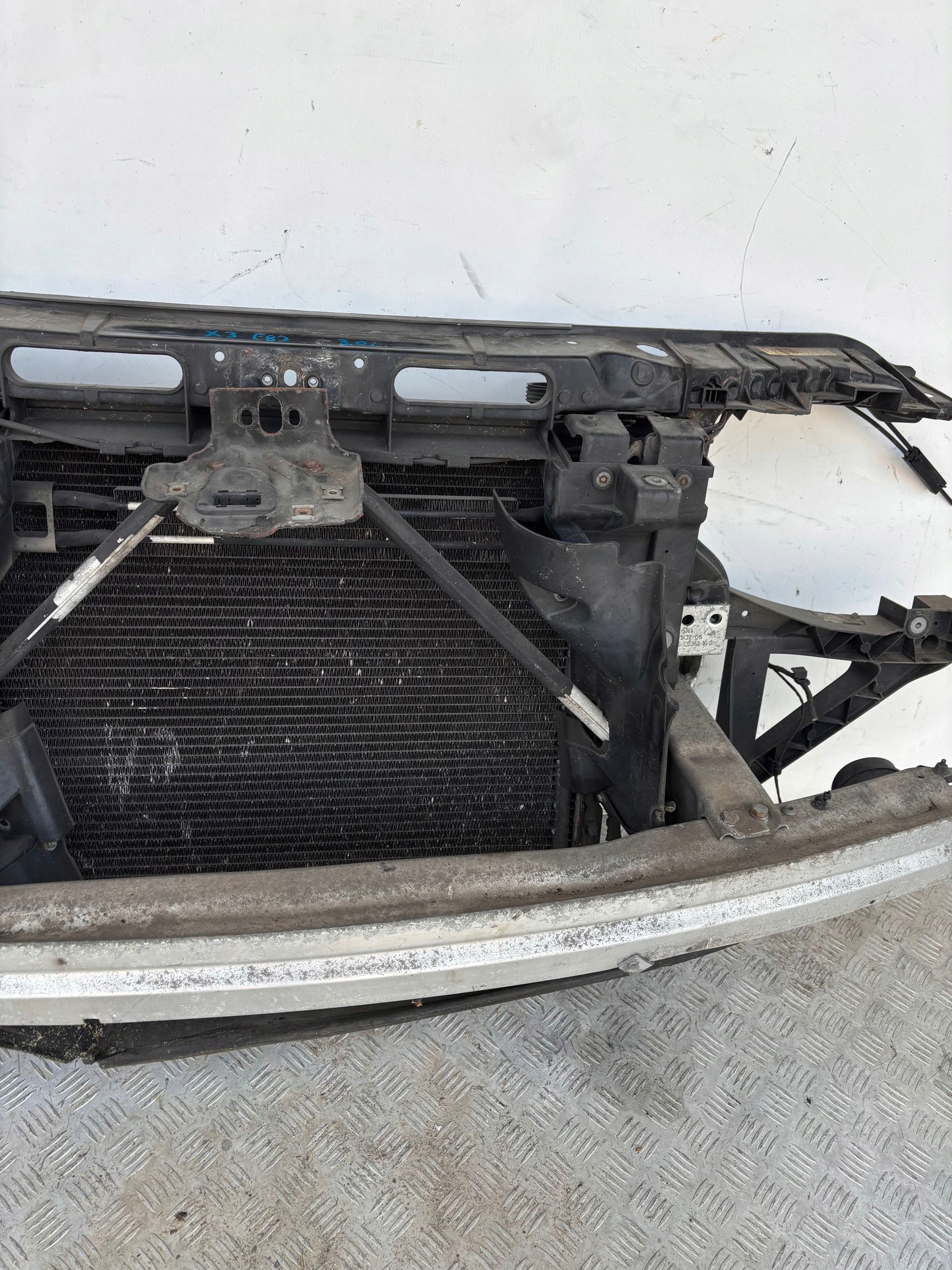 PREDNÉ PÁS  VÝSTUHA CHLADIČE BMW X3 E83 3.0i