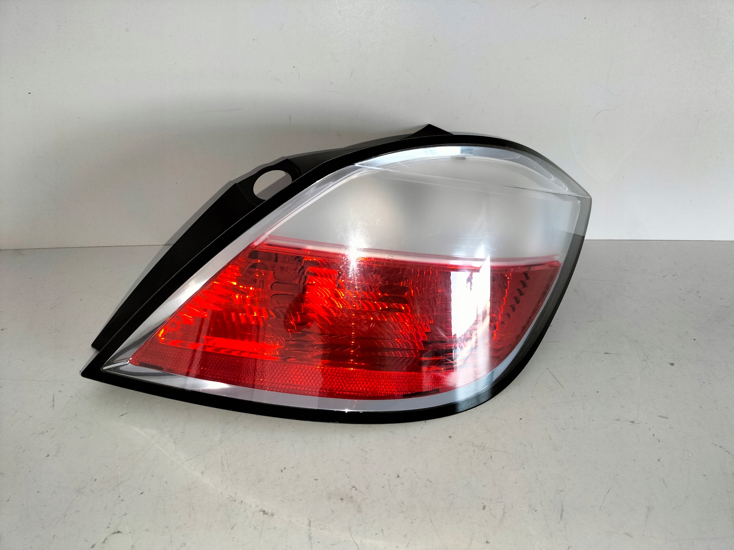 PRAVE ZADNE SVETLO OPEL ASTRA III H 03-07 HB