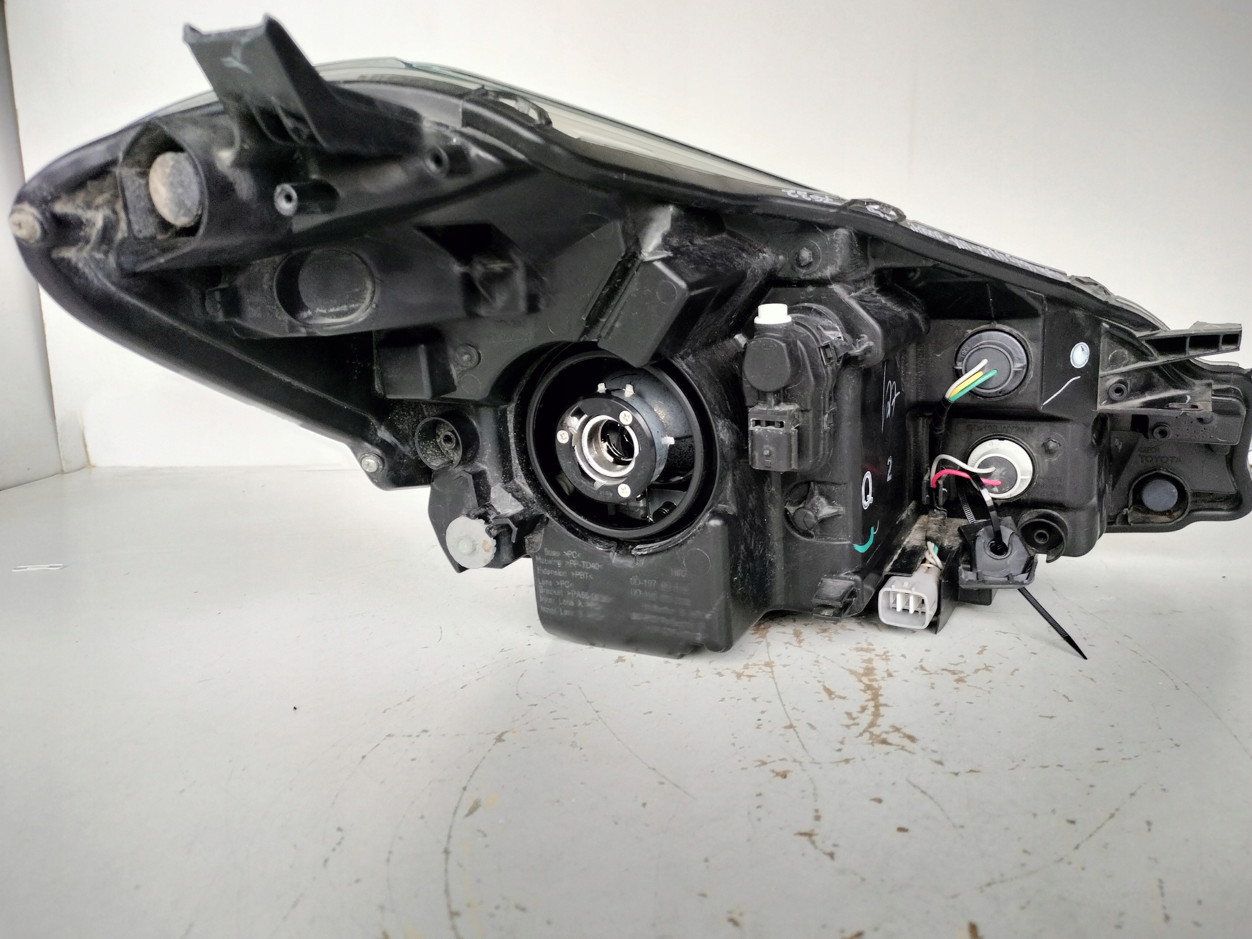 LAVE PREDNE SVETLO TOYOTA YARIS III 17- LIFT