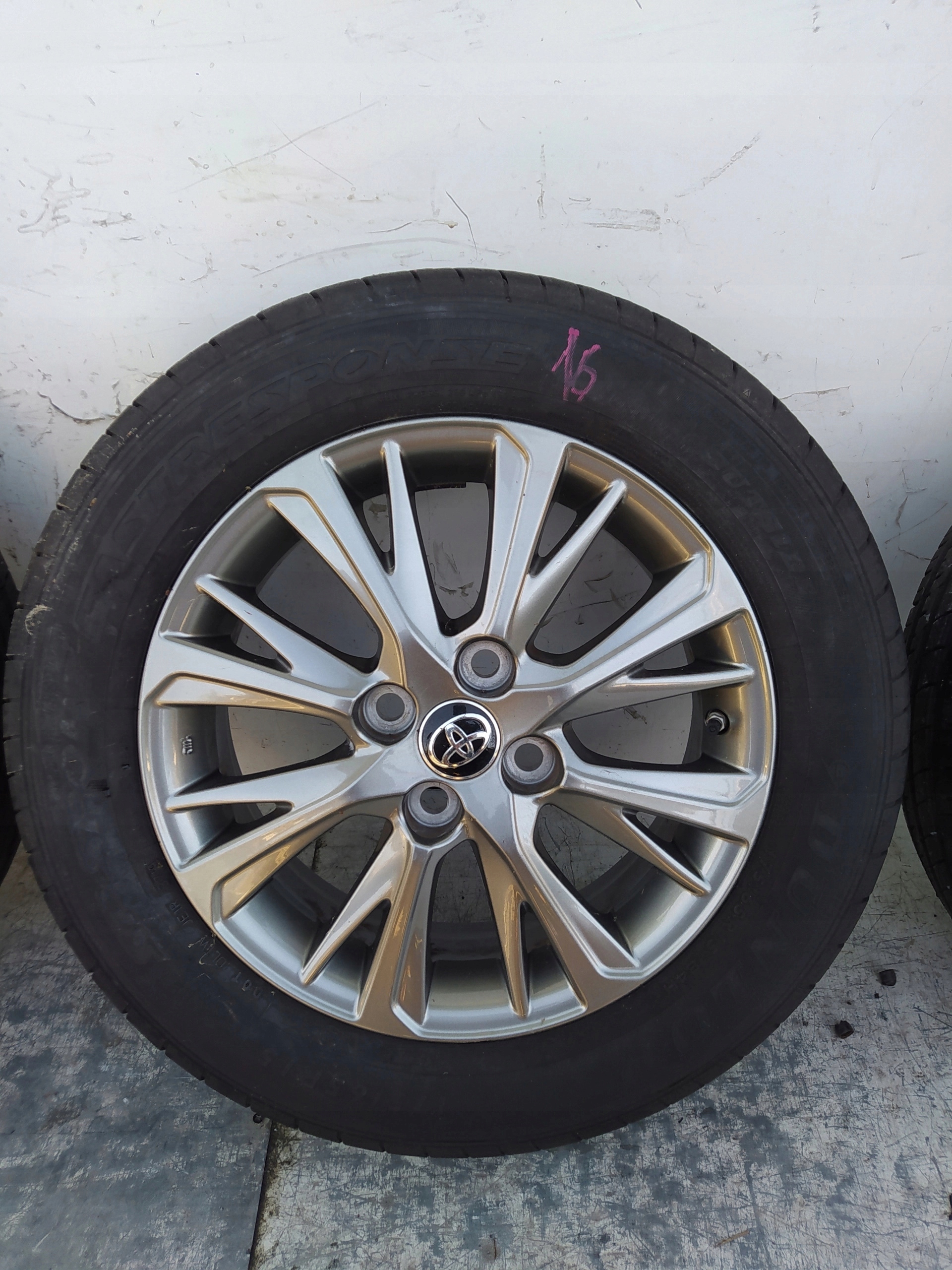 TOYOTA YARIS III 3 15“ KOLESA 4261l-0DG70