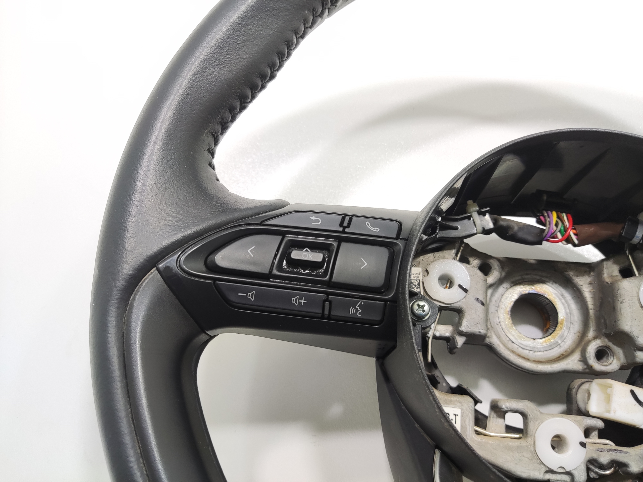 VOLANT MULTIFUNKCIA OVLADACIE GOMBIKY TOYOTA YARIS CROSS 2020-2025