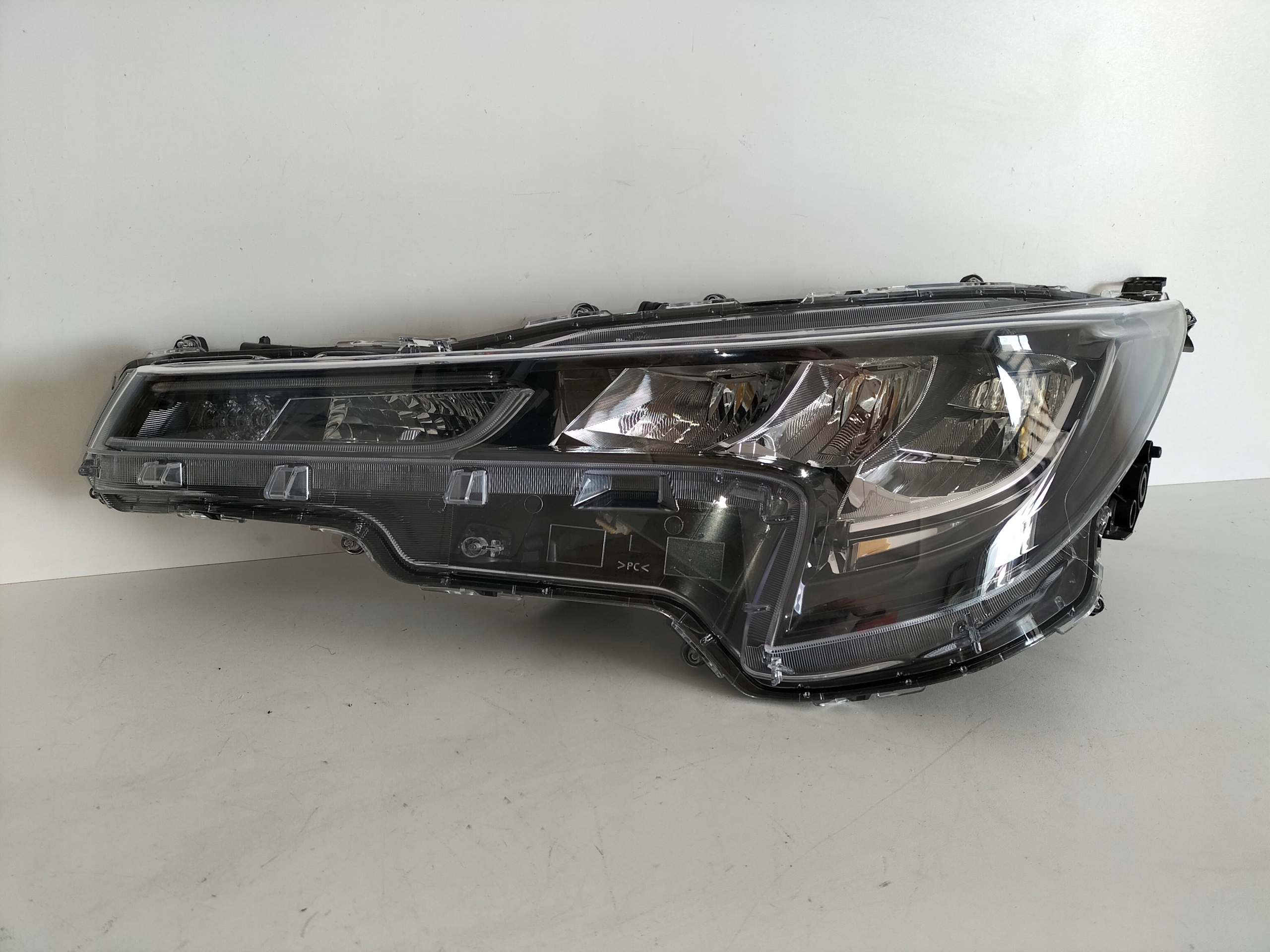 LAVE PREDNE SVETLO TOYOTA COROLLA E21 18-22 HB/KOMBI FULL LED
