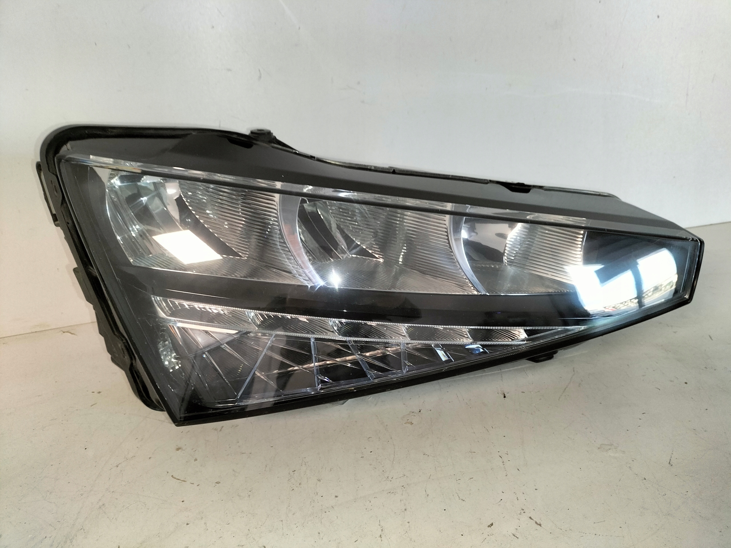 PRAVE PREDNE SVETLO SKODA SCALA 19-