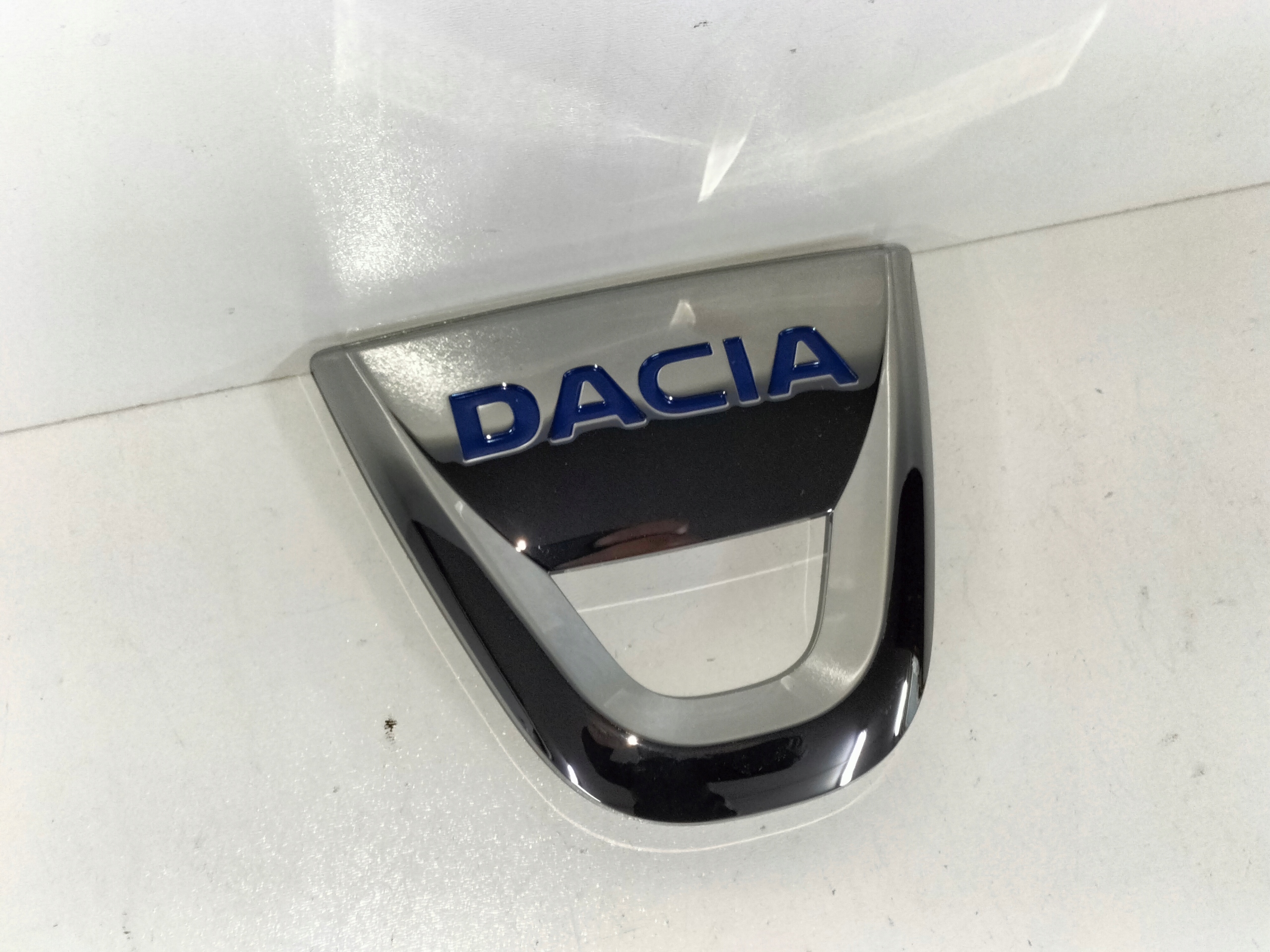 ZNAK EMBLEM ZADNEJ KAPOTY DACIA SANDERO II 12-