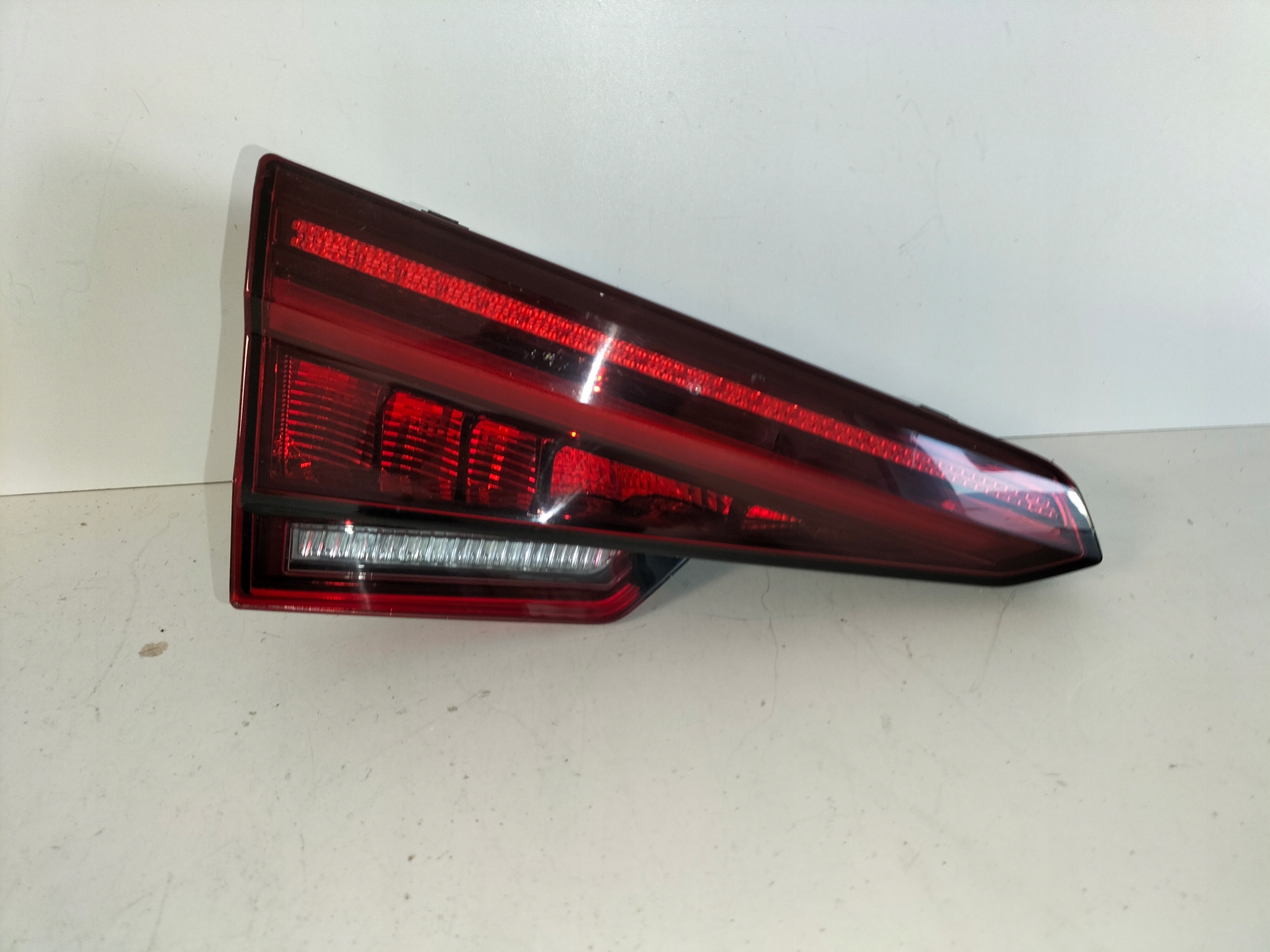 LAVE ZADNE SVETLO AUDI A4 B9 15-19 SEDAN LED