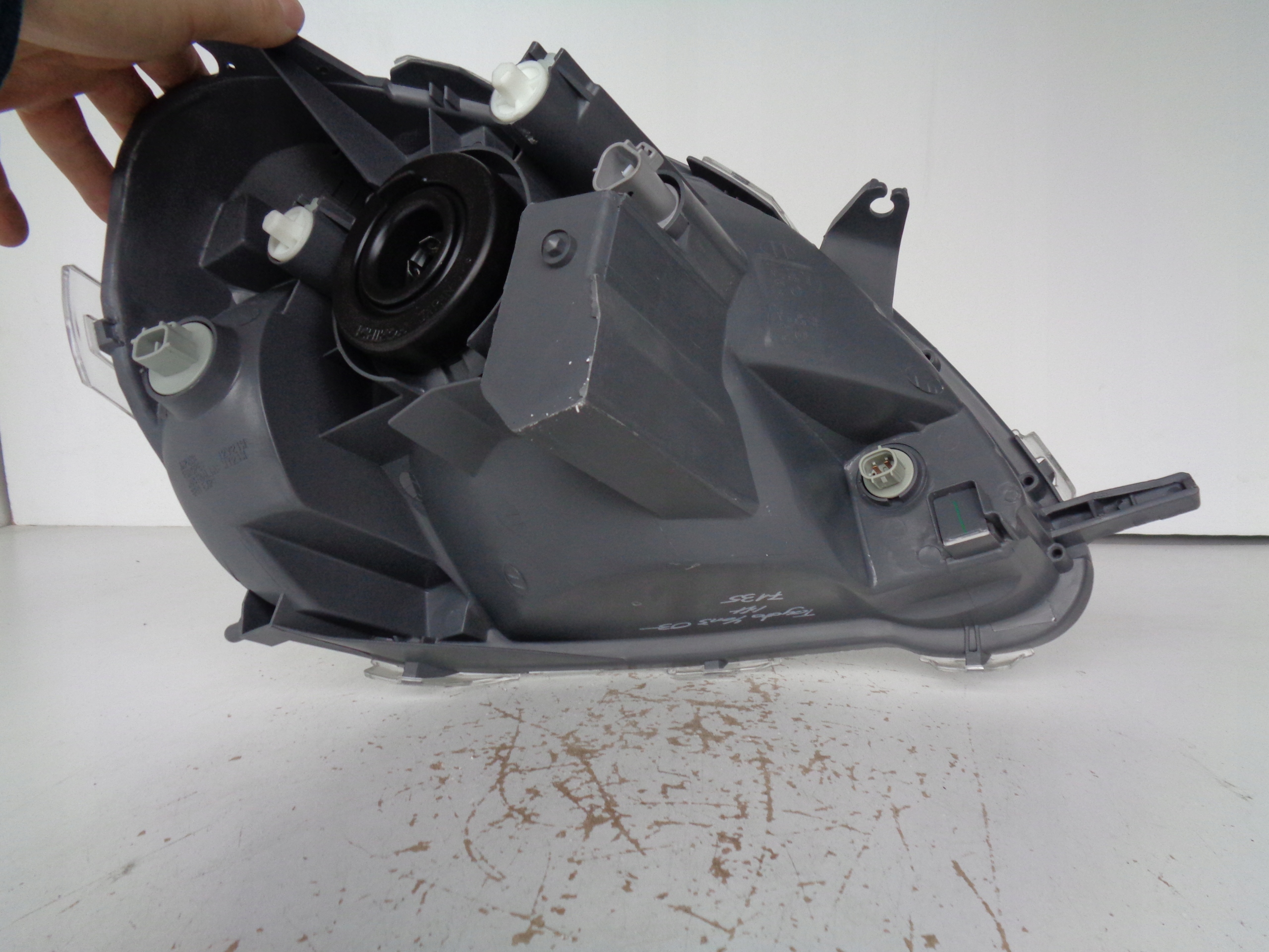 LAVE PREDNE SVETLO TOYOTA YARIS 03- LIFT