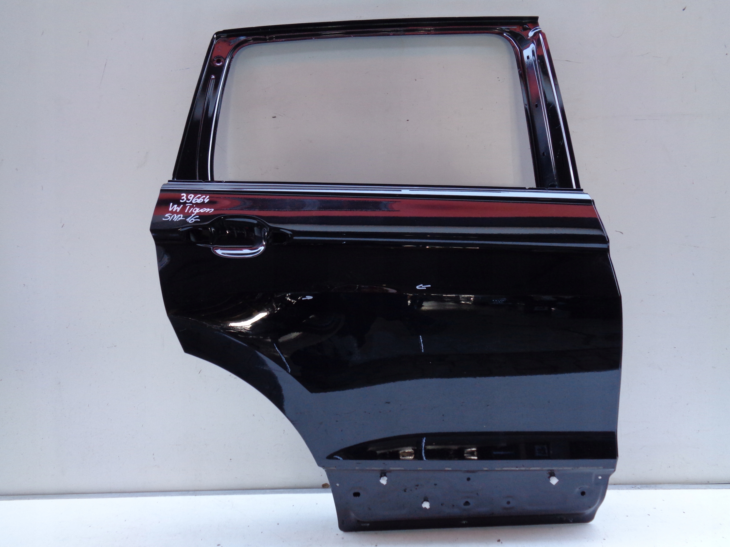 PRAVE ZADNE DVERE VW TIGUAN 5NA 16- NR 39664