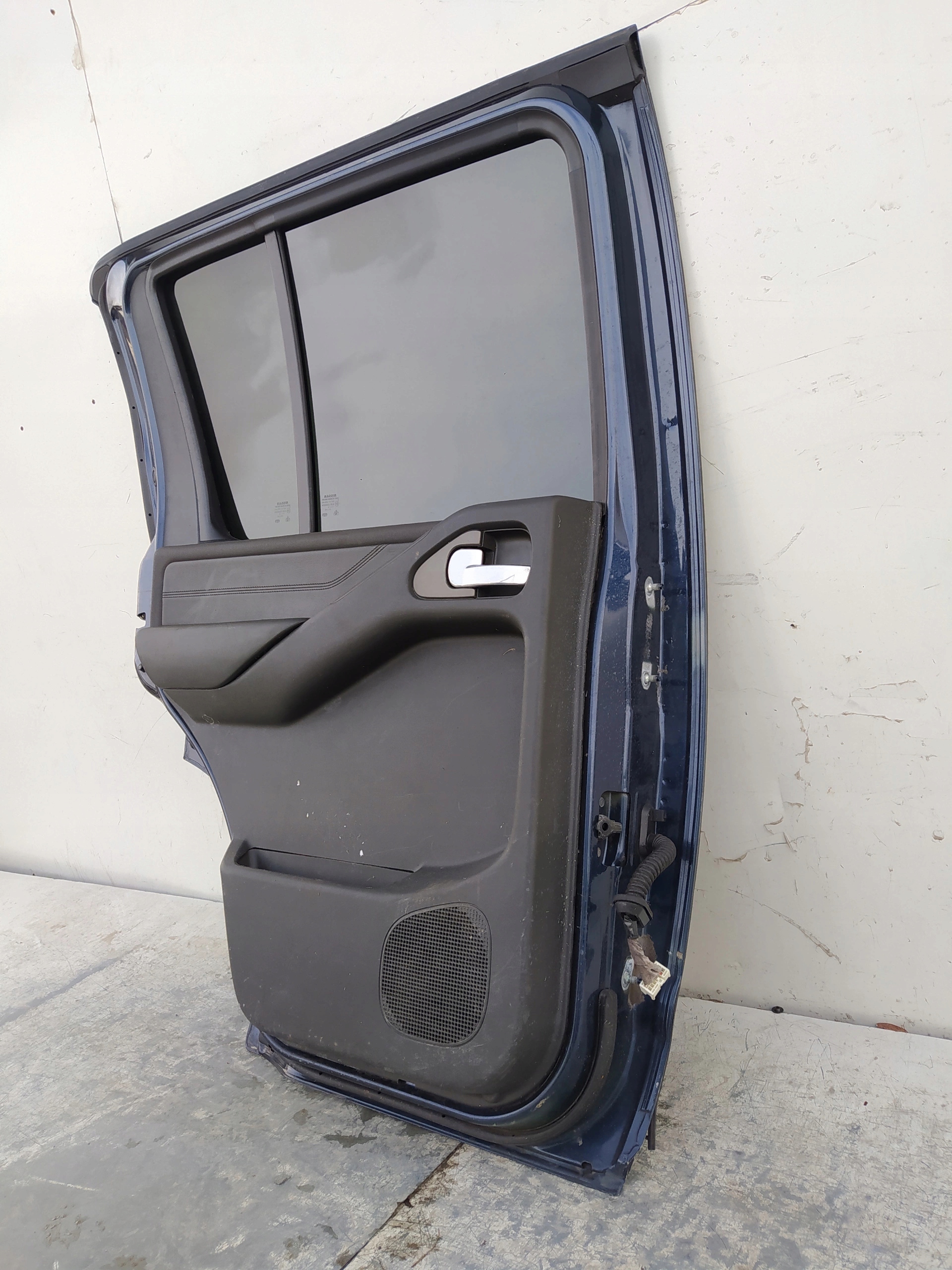 NISSAN PATHFINDER R51 LAVE ZADNE DVERE