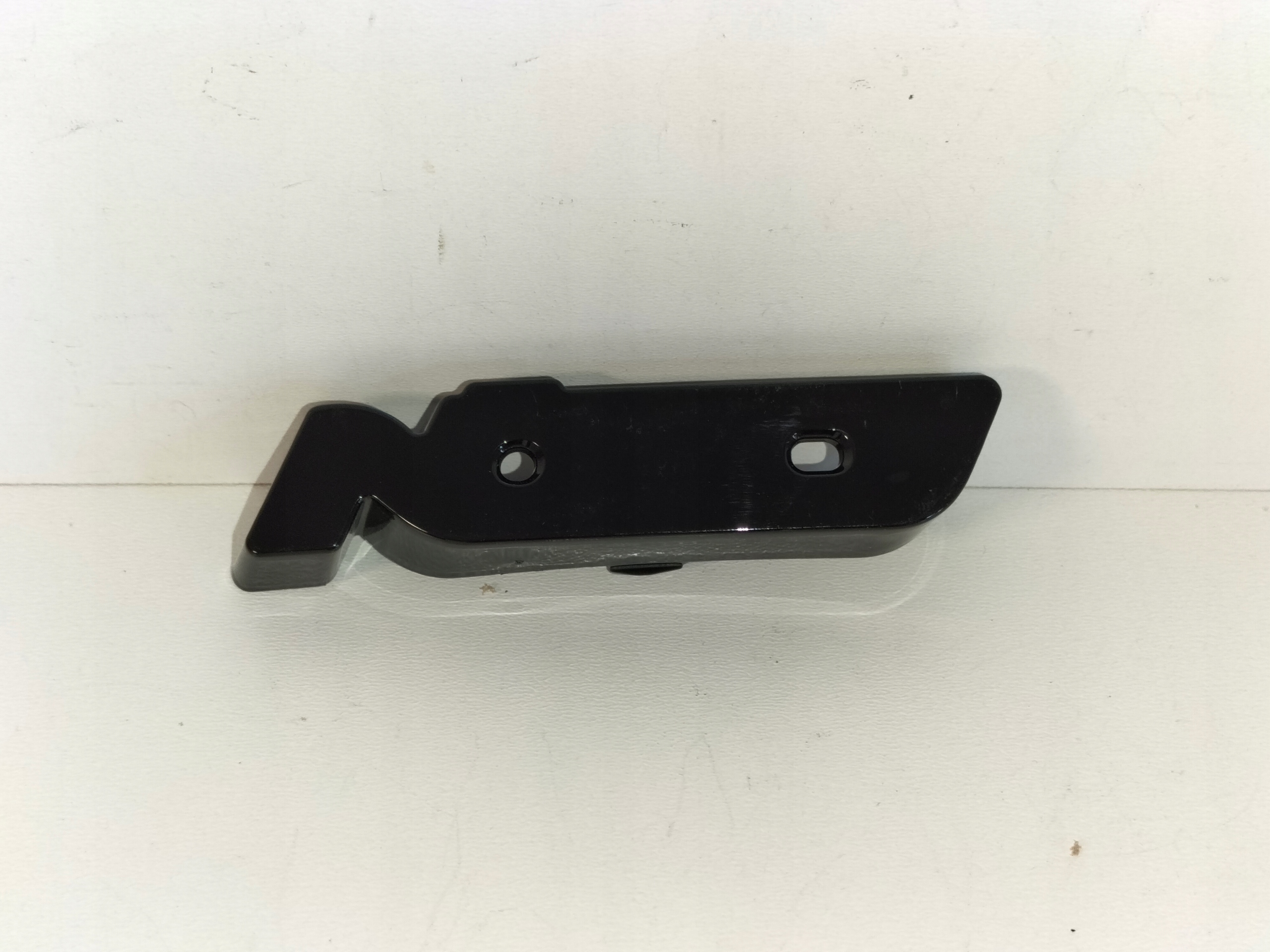 DRZIAK PODLOZKA POD EMBLEM PREDNÝ HYUNDAI KONA II SX2 EV 23- N-LINE