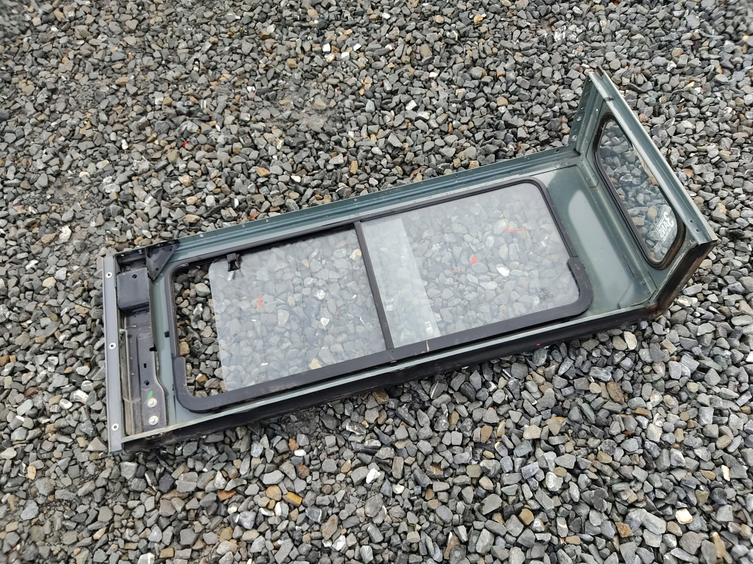 PRAVÉ ZADNÉ SKLO RÁM DEFENDER 1999-2014