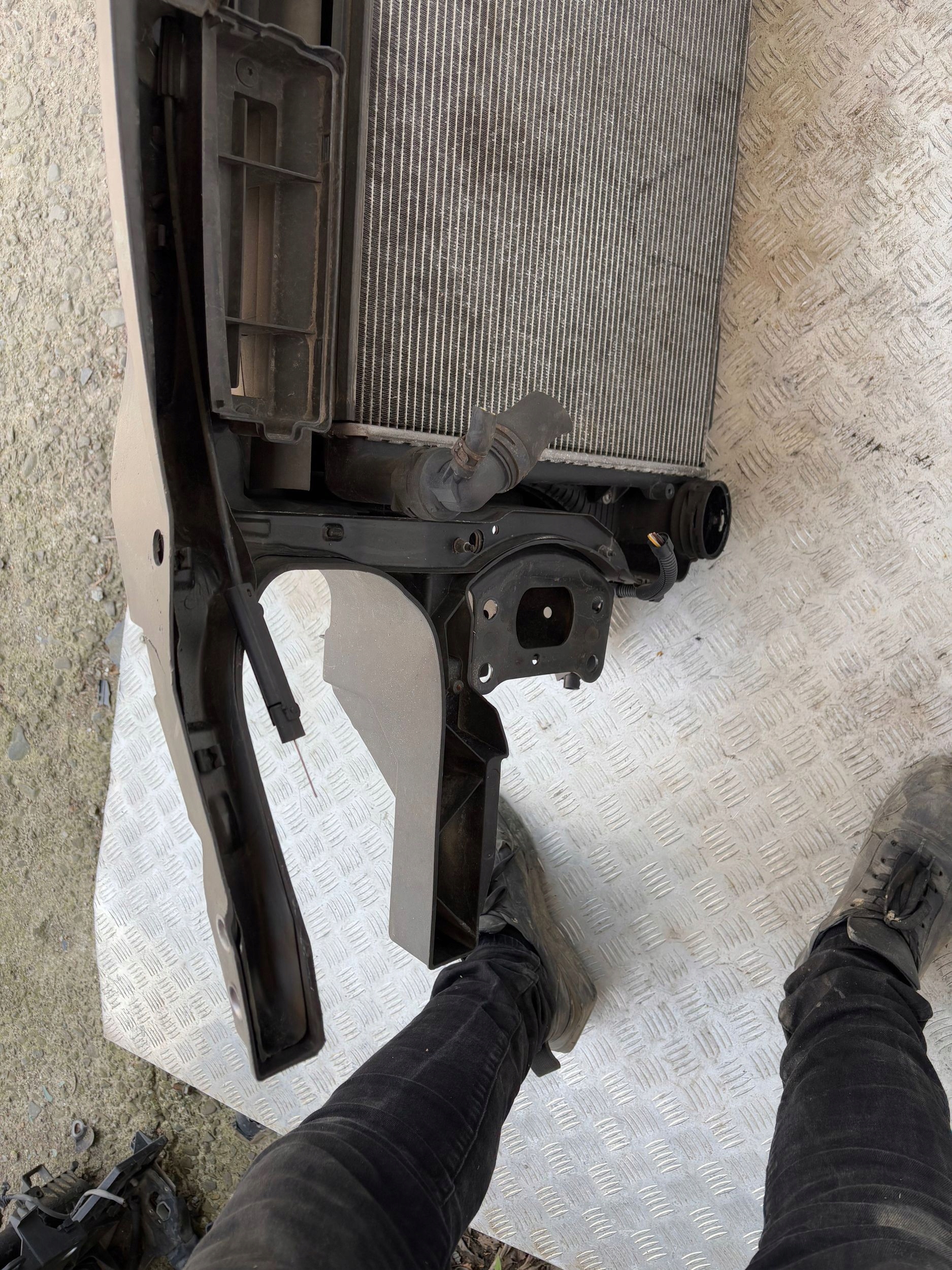 PREDNE CELO CHLADICE VW TOURAN I 2.0 TDI 03-