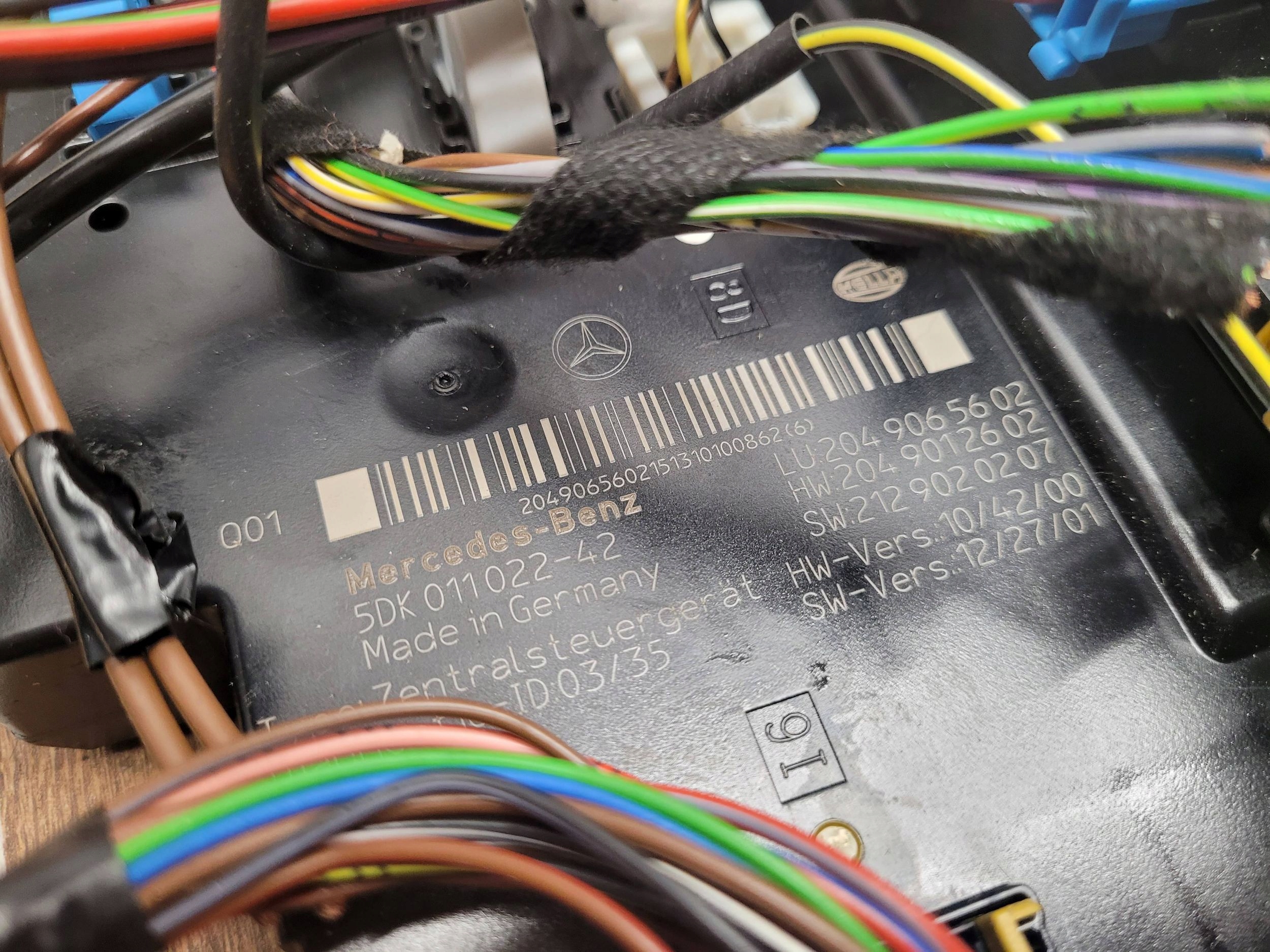 MERCEDES C W204 lift 2049065602 POISTKOVA SKRINKA MODUL sam