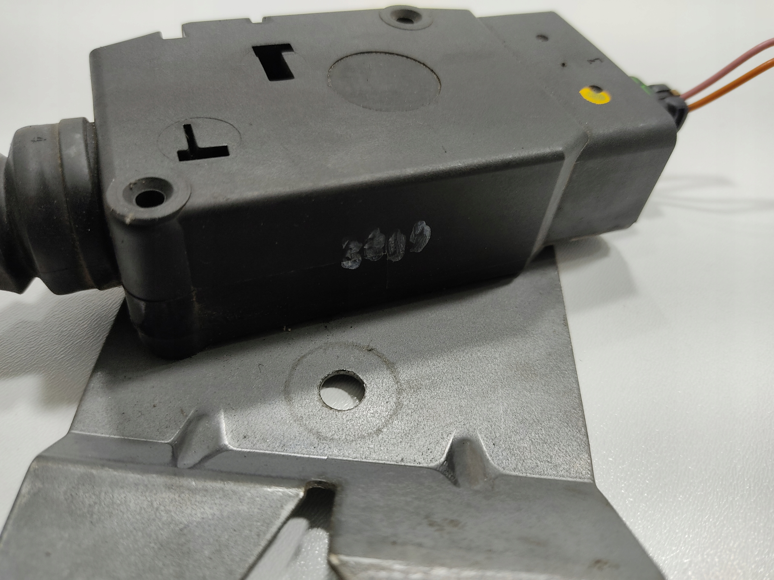 MODUL CENTRÁLNEHO ZÁMKU ZADNEJ KAPOTY LAND ROVER DEFENDER 99-
