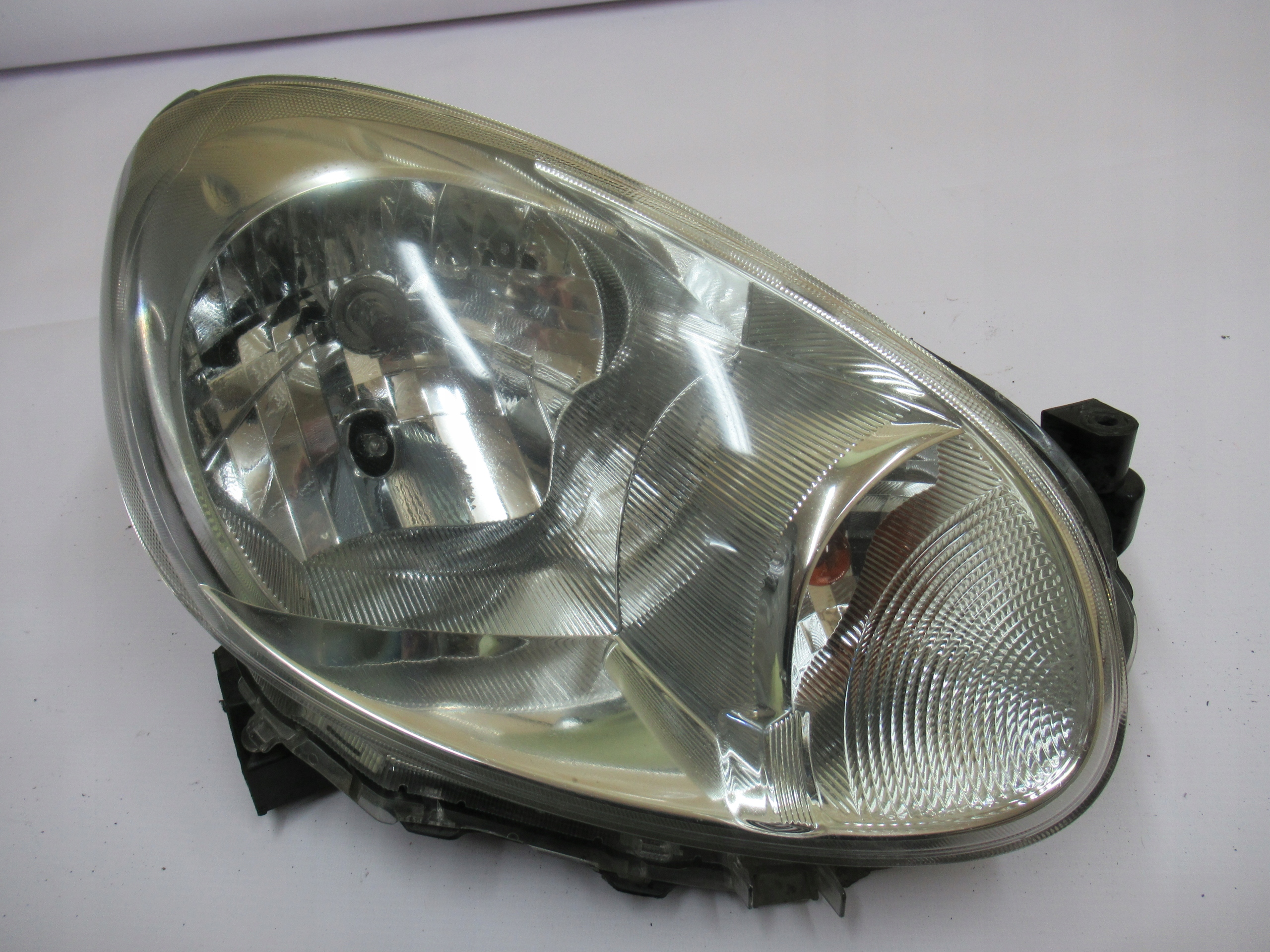 PRAVE PREDNE SVETLO NISSAN MICRA K13 10-