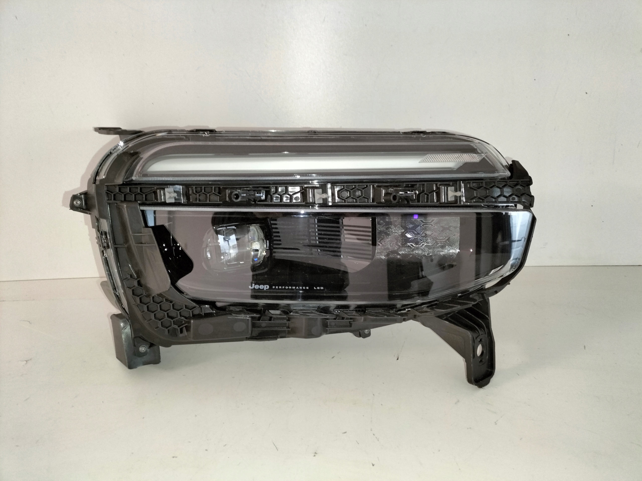 PRAVE PREDNE SVETLO JEEP AVENGER 23- FULL LED