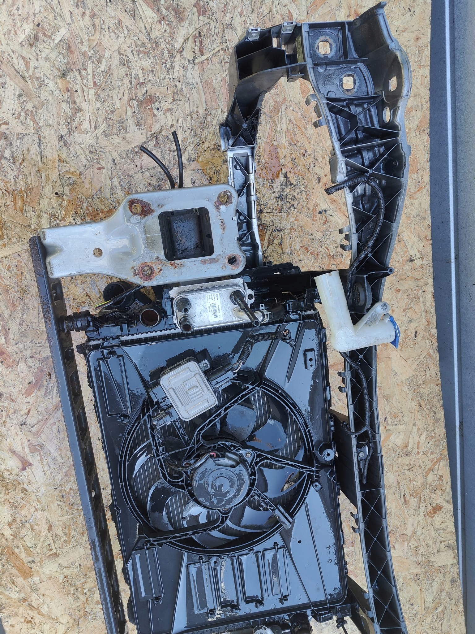 Ford Mondeo mk4 2.0tdci autmat 07-10 PREDNE CELO CHLADICE WENZADATOR VÝSTUHA