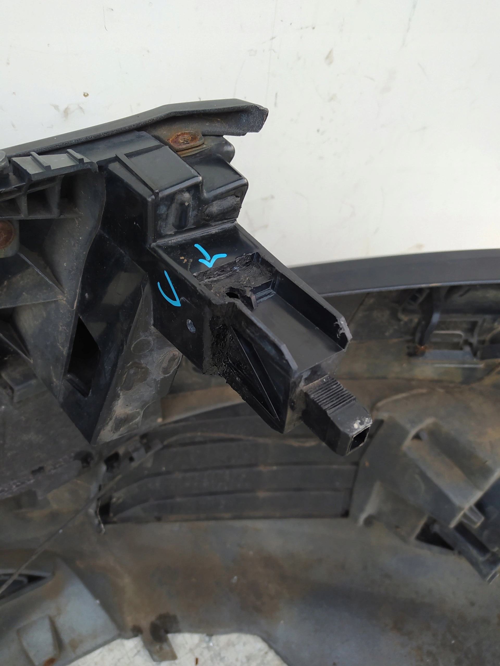 AUDI A5 8T S-LINE XENON PDC 8T0807437D PREDNÝ NÁRAZNÍK